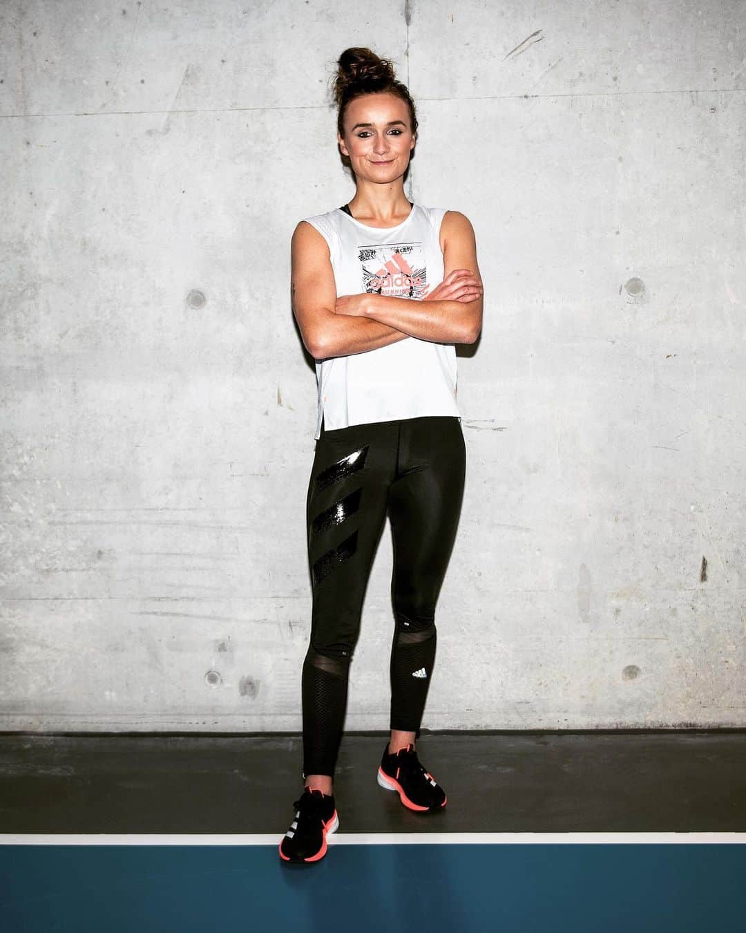 Lina Magullのインスタグラム：「||| FASTER THAN ||| ... schneller als die Zeit! In all dem täglichen Trubel und Leben vergisst man häufig die Zeit. Der Tag kommt und geht. Aber einfach mal jegliche schönen Momente über den Tag aufschnappen und schneller als die Zeit sein, das ist mein #FASTERTHAN✌️In den neuen Adidas SL20 kann ich einfach mal draufloslaufen, ohne auf die Zeit zu schauen und einfach das Gefühl dabei zu genießen 🏃‍♀️💃 #adidasrunning #SL20 @adidas_de」