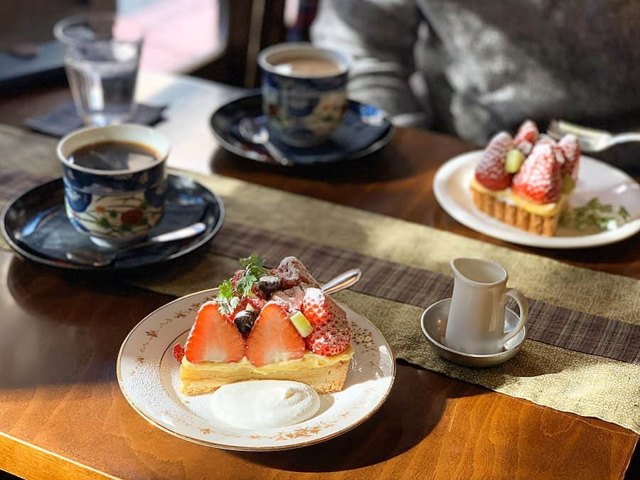 Yukaのインスタグラム：「カフェ月光 - この前、山梨の昭和レトロなカフェ月光で素敵な時間を過ごしました😌 - ☕️月光ブレンド ☕️期間限定コーヒー 🍰苺のタルト - 程よい甘さの苺タルトとビターなコーヒーめちゃめちゃ合う🥺 写真だとわかりづらいかもしれないけど、苺大きくて甘酸っぱくて美味しかった💕 最近食べたケーキの中で一番美味しかったやつ🍓 古民家カフェやっぱ落ち着いてていいよねー🥰 - 上週去山梨縣玩時，順道去了這間收藏在口袋名單一陣子的咖啡店 充滿昭和氣氛的古民家，店內小小的只有三組座位 寧靜悠閒，空氣中還帶點老房子的霉味 比起華麗的網美店，我們更愛這種樸實懷舊的小店 點了限定的草莓塔和月光咖啡 草莓超級大顆，多汁又鮮甜🥺 配上微苦的咖啡，好滿足😌💕 #food#foodgram#cafe#cafestagram#yamanashi#coffee#strawberry#teatime#afternoontea#コーヒー#珈琲#カフェ月光#昭和レトロ#古民家#山梨#山梨カフェ#山梨グルメ#山梨旅行#弾丸旅行#ドライブ#山梨観光#下吉田#苺#苺タルト#月光コーヒー#ケーキ#カフェ巡り#カフェスタグラム」