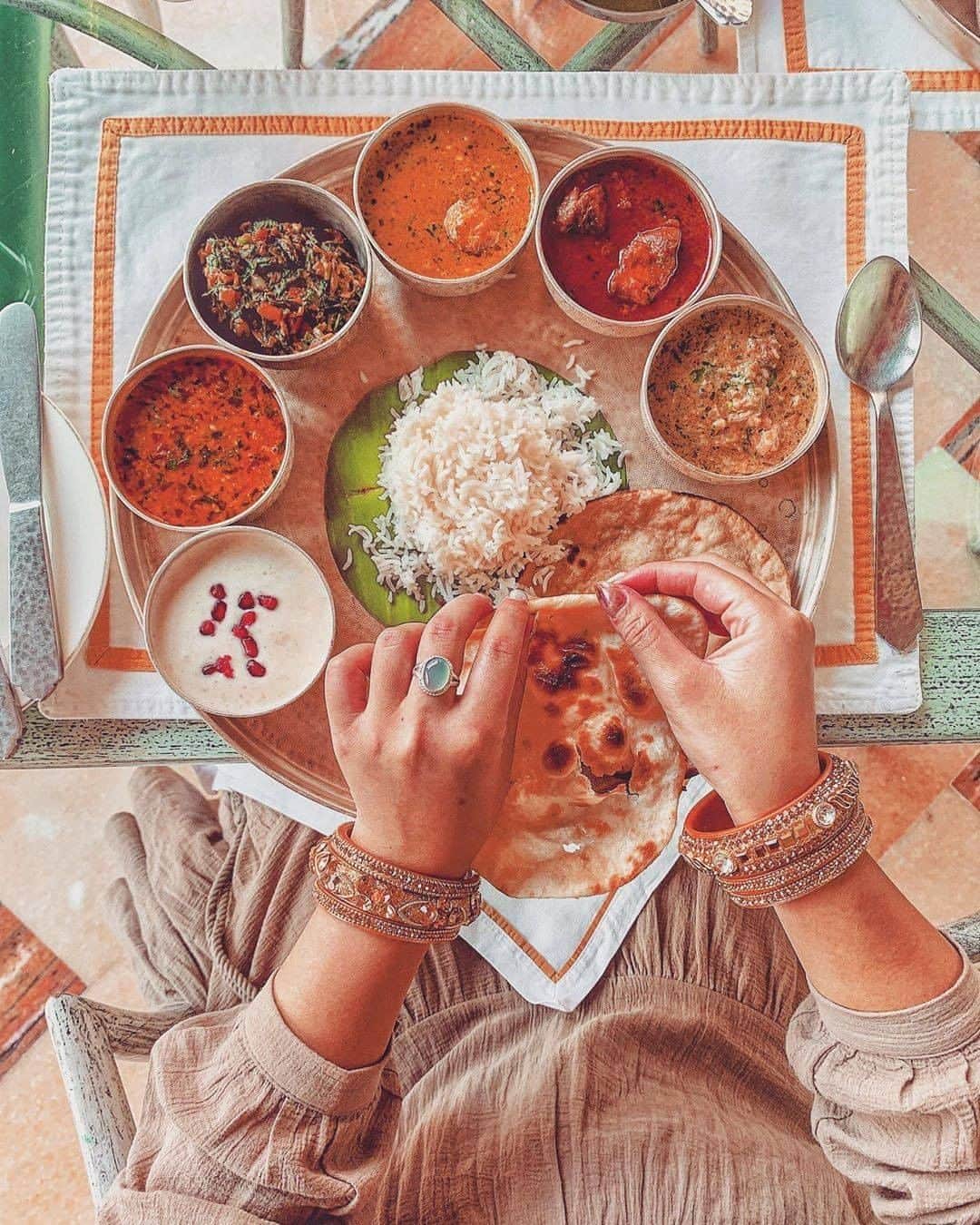 エイチ・アイ・エスのインスタグラム：「Today's Topic インドグルメ情報 インドのグルメといったらこれ🍛 . 1⃣『sujan rajmahal palace』のカレー （写真1枚目） インド🇮🇳ジャイプールにある五つ星ホテル「sujan rajmahal palace」のカレーを食べにきました☺️ ホテルに入る前からセキュリティーもバッチリで、見たこともないような高級外車も止められていて、さすが豪華宮殿ホテル🥺 中に入ると、まるでお姫様のような扱いを受け、席に案内されました☺️ まず前菜などが出され、コース料理のように出てきます😊 そして、待ってました！カレーのセット😚🙏 めちゃくちゃ可愛い！！ ソースは6種類あって、それぞれ違うスパイスの効いた美味しいカレーと、ライス、ナンが付いてきます😚 アーユルベーダやヨガと言ったよーな説明がされました😊 よくわからないけど体に良いカレーなんだと言うことはわかりました笑 ちなみに、このカレーのセットは日本円で5800円！！ なかなかのお値段がしますが、この宮殿ホテルでお姫様扱いされて極上のカレーを頂くことは、お値段以上だと思います！ 皆さんもジャイプールに訪れることがあれば是非このホテルでカレーを召し上がって見てください😊 . 📍 ジャイプール「 sujan rajmahal palace 」 📷 @u0nagan < Thank you! . . 2⃣『BLUE LASSI』のラッシー （写真2枚目） インド🇮🇳バラナシ（ガンジス川）に来たら絶対訪れて欲しい場所！ ラッシーと言えば、日本では飲むヨーグルト的なイメージがあると思いますが、インドのラッシーは「飲む」というより、「食べる」という表現の方が正しいかも知れません🤣 私はバナナチョコレートラッシーを注文しました😚👏 . ここではいろいろな種類のラッシーがあり、 チョコバナナ系 ココナッツ系 チェリー系 パパイヤ系 アップル系 ストロベリー系 などがあります😊 . ここではラッシーが陶器の器に入って出てくるのですが、陶器で食べるラッシーがこれまた絶品😫🧡 食べ終わった陶器は割って捨てます🤣 なんかもったいない気もしますが笑 こちらのお店は世界中から観光客が、毎日列を絶やさないほどの人気店だそうなので、行けばすぐにわかると思います😚👏 是非バラナシに行かれた際は行ってみてください☺️🙏 . 📍 バラナシ「 BLUE LASSI」 📷 @u0nagan < Thank you! . . ―― みんなで作るTravel BOOK ―― 旅好きな人が多い @his_japan のフォロワーの皆さんの情報を共有したい！ 1か国をピックアップして、 その国のトラベル情報やみんなのおすすめスポットをご紹介します♪ ▼次回ご紹介する旅先 イギリスのお写真→#his_uk 集まったトラベル情報はHISの各メディアやSNSでご紹介いたします😃 . ―― 今月の旅の思い出は ―― @his_japanをタグ付け頂き LW2月の旅 で投稿お待ちしてます😃 (皆様のお写真をHISの旅メディア「Like the World」で記事にさせていただきます）」