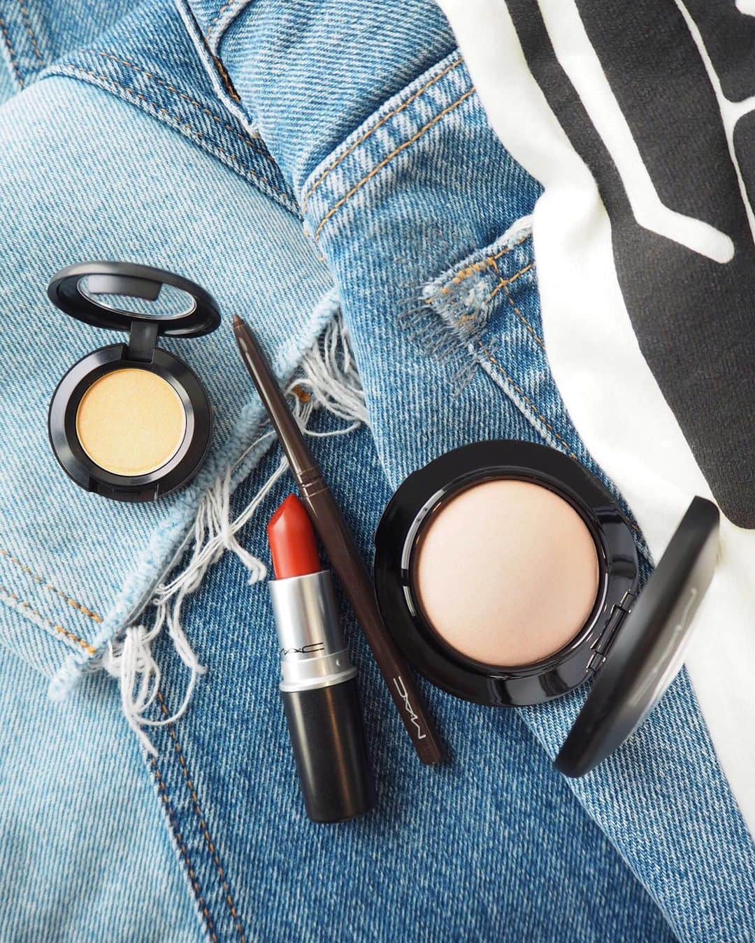 M∙A∙C Cosmetics Japanのインスタグラム：「MOUSSY @moussyofficial Spring Summerのメイクを﻿M·A·Cが提案💄﻿ ﻿ ﻿ Look②リップフォーカスメイク🌹﻿ ﻿ ﻿ くすみカラーをリップにオン！﻿ アイシャドウは上まぶたと、目頭にしっかり入れて偏光パールで新鮮さを✨﻿ ﻿ ﻿ ＊EYE＊﻿ スモールアイシャドウ: モチーフ!﻿ テクナコール: フォト グラビア﻿ ＊LIP＊﻿ リップスティック: マラケシュ﻿ ＊BLUSH＊﻿ M·A·C ミネラライズ ブラッシュ: コスミック フォース﻿ ﻿ ﻿ ﻿ Make Look created by﻿ M·A·C ARTIST MASAMI YAMADA @masam1101﻿ ﻿ ﻿ DESIGN & PHOTO:﻿ M·A·C ARTIST RINO KASAI @rino416﻿ @macpro_tokyo﻿ ﻿ ﻿ #MACCosmeticsJapan #MACコスメ #MACCosmetics #メイク #コスメ #メイクアップ #アイカラー #チーク #コスメ紹介 #春メイク #春コスメ #メイク道具 #メイクプロセス #メイク用品 #セルフメイク #今日のメイク #お気に入りコスメ #MACeyeshadow #MACアイシャドウ #cosmetics #makeup #eyemakeup #eyeshadow #口紅 #リップメイク #MAClipstick #MACloveslips #MACリップ #moussy #マウジー」
