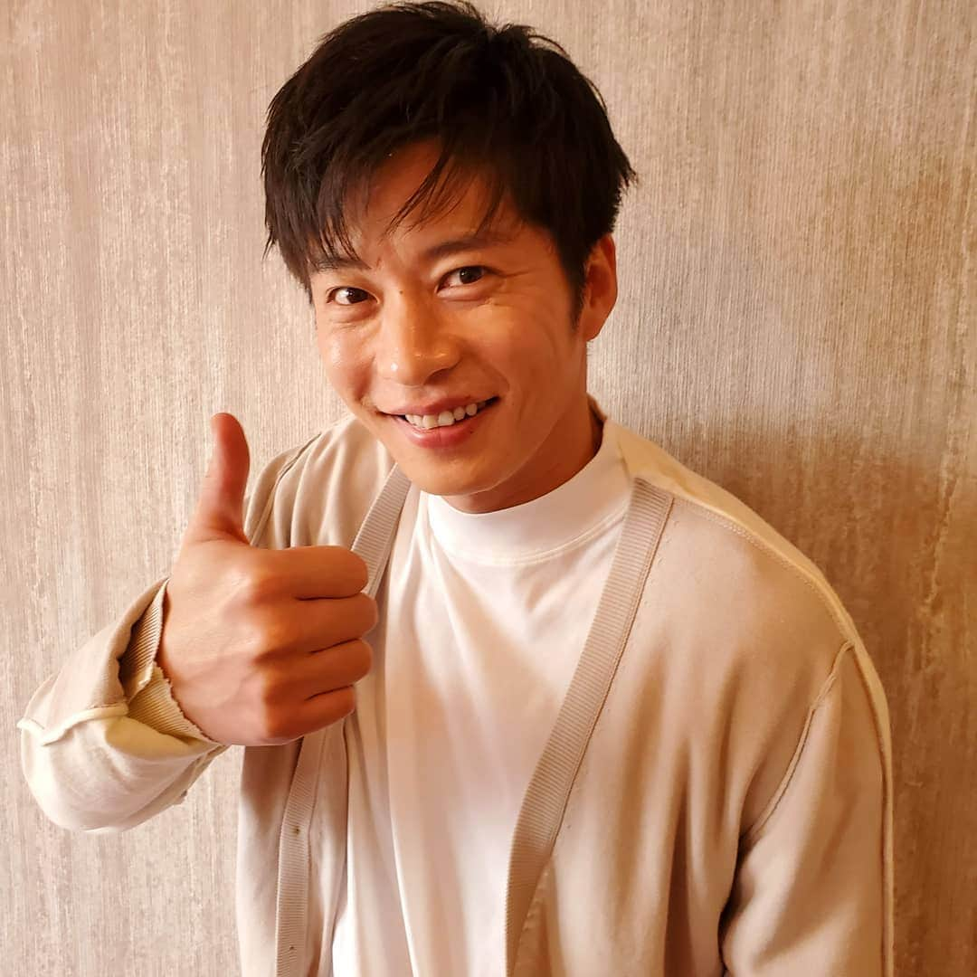 日本テレビ ドラマ「あなたの番です」さんのインスタグラム写真 - (日本テレビ ドラマ「あなたの番です」Instagram)「菜奈ちゃんのお次は翔太くん💕 本日発売 #あな番 の #オフィシャル考察ブック には、イケメン翔太から可愛い翔太まで、撮りおろしショット盛りだくさん📷✨ 半年間走りきった座長のインタビューも必読です👀  #田中圭  #ベッドの上の跳躍力たるやw #はしゃいじゃうねぇ #あっ #田中くんだ #翔太の鍋レシピも載ってるよ #あなたの番です #明日はあの方ですよー」2月27日 18時02分 - mysteryday_ntv