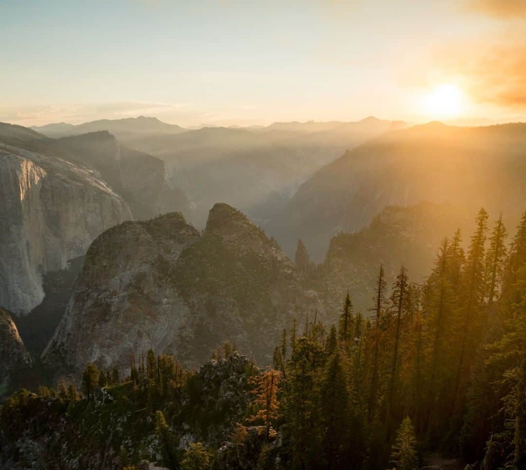 National Geographic Travelさんのインスタグラム写真 - (National Geographic TravelInstagram)「Photo by @chrisburkard | Yosemite National Park is a wonder all its own, from the granite monolith of El Capitan to the sweeping valley floors and countless river bends. It can be hard to find your own little slice of heaven. But if you’re willing to take the time to get down the trail—or up—just about anyone can find complete solitude. Luck tends to favor the prepared, so you can create a recipe for an experience you will never forget.」2月27日 18時08分 - natgeotravel