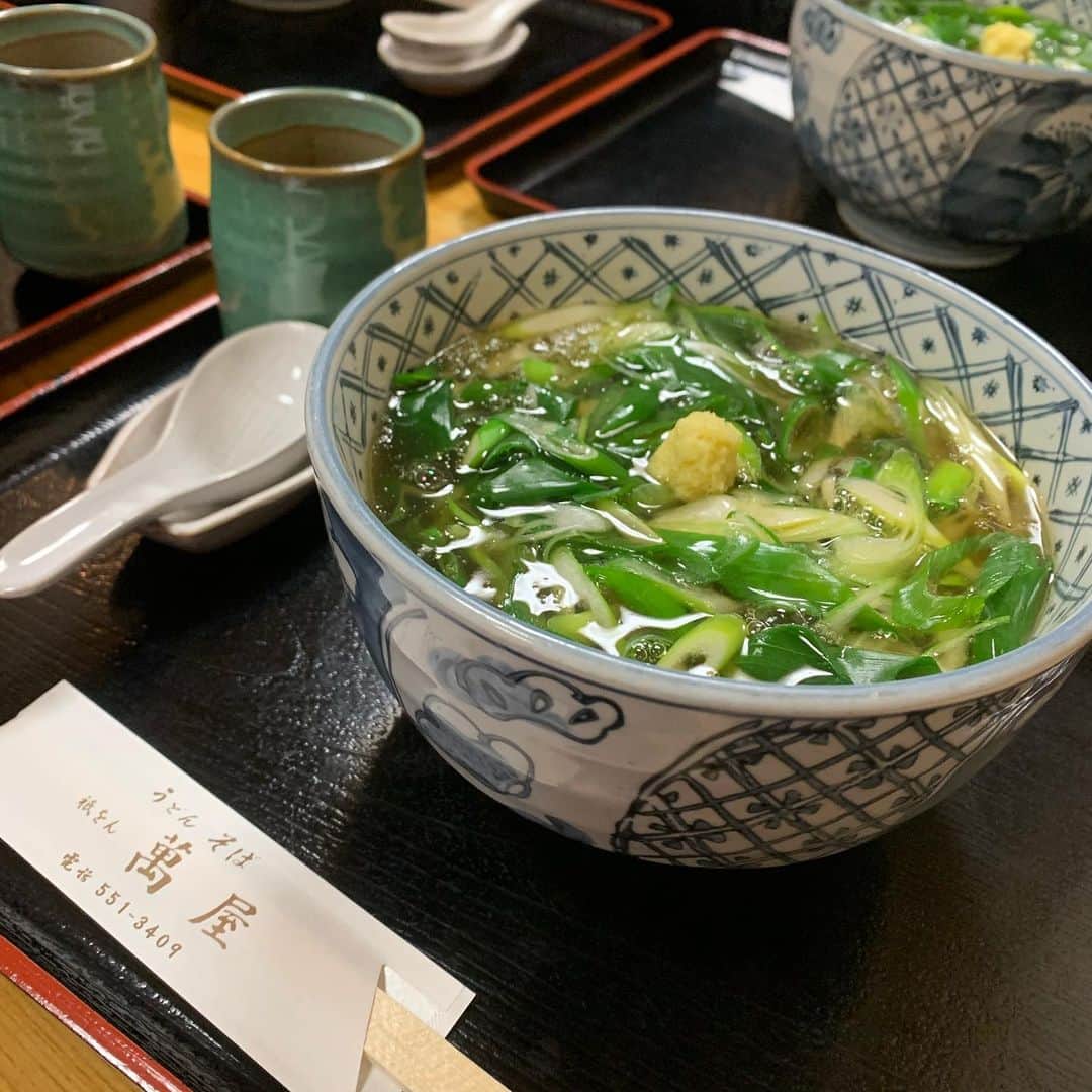 沢瀉美緒さんのインスタグラム写真 - (沢瀉美緒Instagram)「※ Japanese noodles with green onions 🥢 . ちょっと寒かった日、萬屋さんに あんかけのねぎうどんを食べに✨ . 1回転目を目指して少し早めに。 なんとかギリギリ1回転目最後の席に 通されました💨 . あったかな餡が美味しく、 生姜で更に温まりました💛 . . #萬屋 #祇をん萬屋 #あんかけねぎうどん  #ねぎうどん #gion #祇園 #udon #うどん #ミオログ」2月27日 18時16分 - mio_omodaka