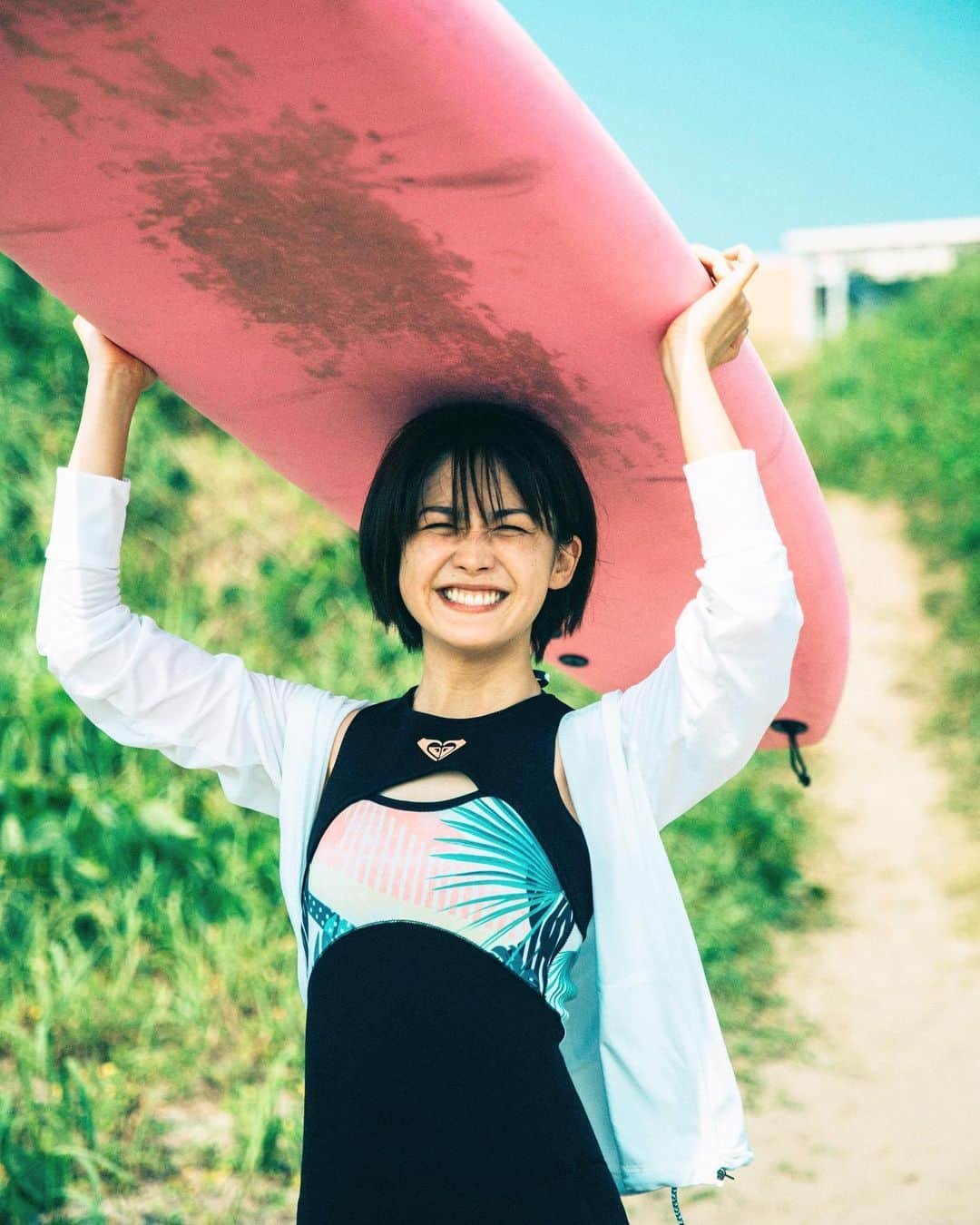 宮司愛海「まっすぐ」公式さんのインスタグラム写真 - (宮司愛海「まっすぐ」公式Instagram)「案外、力持ち！「まっすぐ」楽しんでいただけてますか☺︎？ #まっすぐ #宮司愛海 #フジテレビ #スパーク #SPARK #フォトブック #サーフィン #オフショット」2月27日 18時18分 - miyaji_fujitv_massugu