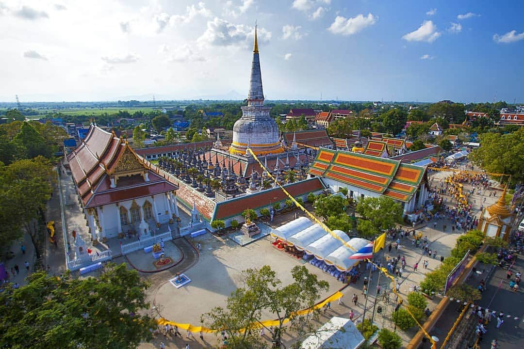 タイ国政府観光庁さんのインスタグラム写真 - (タイ国政府観光庁Instagram)「⠀ ／⠀ 🇹🇭タイの秘境を巡る旅へ✈️⠀ まだ知られていないタイはここ❗⠀ ＼⠀ ⠀ 毎週木曜日は、まだまだ日本では知られていないタイの秘境スポットをご紹介🤫✨⠀ ⠀ 今回は、タイの南部で仏教の中心として知られる「ナコーンシータマラート」へ🚞⠀ ⠀ ナコーンシータマラートには重要な仏教寺院がたくさん🙏✨⠀ ⠀ また、エコツーリズム・ スポットとして知られているキーリーウォン村では穏やかな生活スタイルを体験し、公園内の滝や自然風景を楽しむことも🙆🌿⠀ ⠀ ナコーンシータマラートでゆったりとした時間を過ごしてみてはいかが❓⠀ ⠀ #タイ #ナコーンシータマラート #キーリーウォン村 #秘境 #仏教 #タイ寺院 #お寺巡り #こんなタイ知らなかった #もっと知りタイ #タイ旅行 #タオ島旅行 #エコツーリズム #旅好きな人と繋がりたい #旅行好きな人と繋がりたい #海外旅行 #旅行 #東南アジア #thailand #NakhonSiThammarat #amazingthailand #thailandtravel #thailandtrip #thai #thaistagram #lovethailand #thainess #localexperience #genic_thailand #thailandhiddengems #hiddengems」2月27日 18時25分 - amazingthailandjp