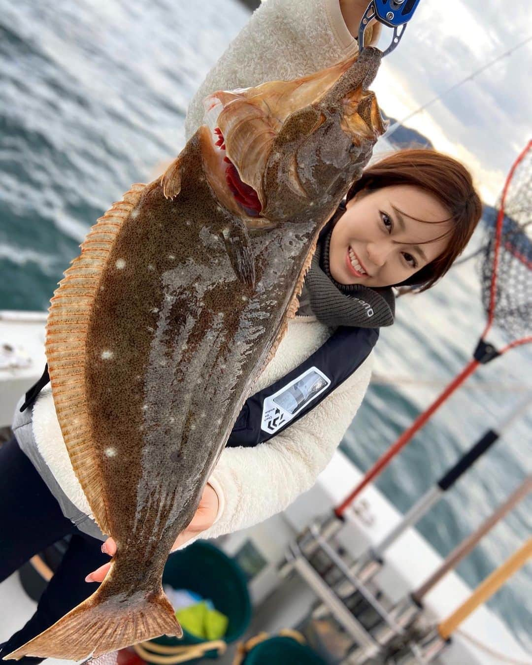 福井柑奈さんのインスタグラム写真 - (福井柑奈Instagram)「瀬戸内海で釣り行ってきましたー(*´ㅈ｀*) プライベート釣りです🎣 .  二枚釣らせていただきました💞 しかもめちゃくちゃ大きいやつ🥺💗 みんなで釣りして楽しかったーーーー😆！！ ありがとうございました✊❤️ .  #オフの日の過ごし方  #釣り #ヒラメ #ヒラメ釣り  #瀬戸内海 #釣りガール  #釣り好きな人と繋がりたい  #ありがたい #❤️ #釣りすたぐらむ #fishing #fishinggirls  #コメント大歓迎 #ポトレ #ポトレ女子 #japan #japanesegirl」2月27日 18時29分 - kanna_fukui