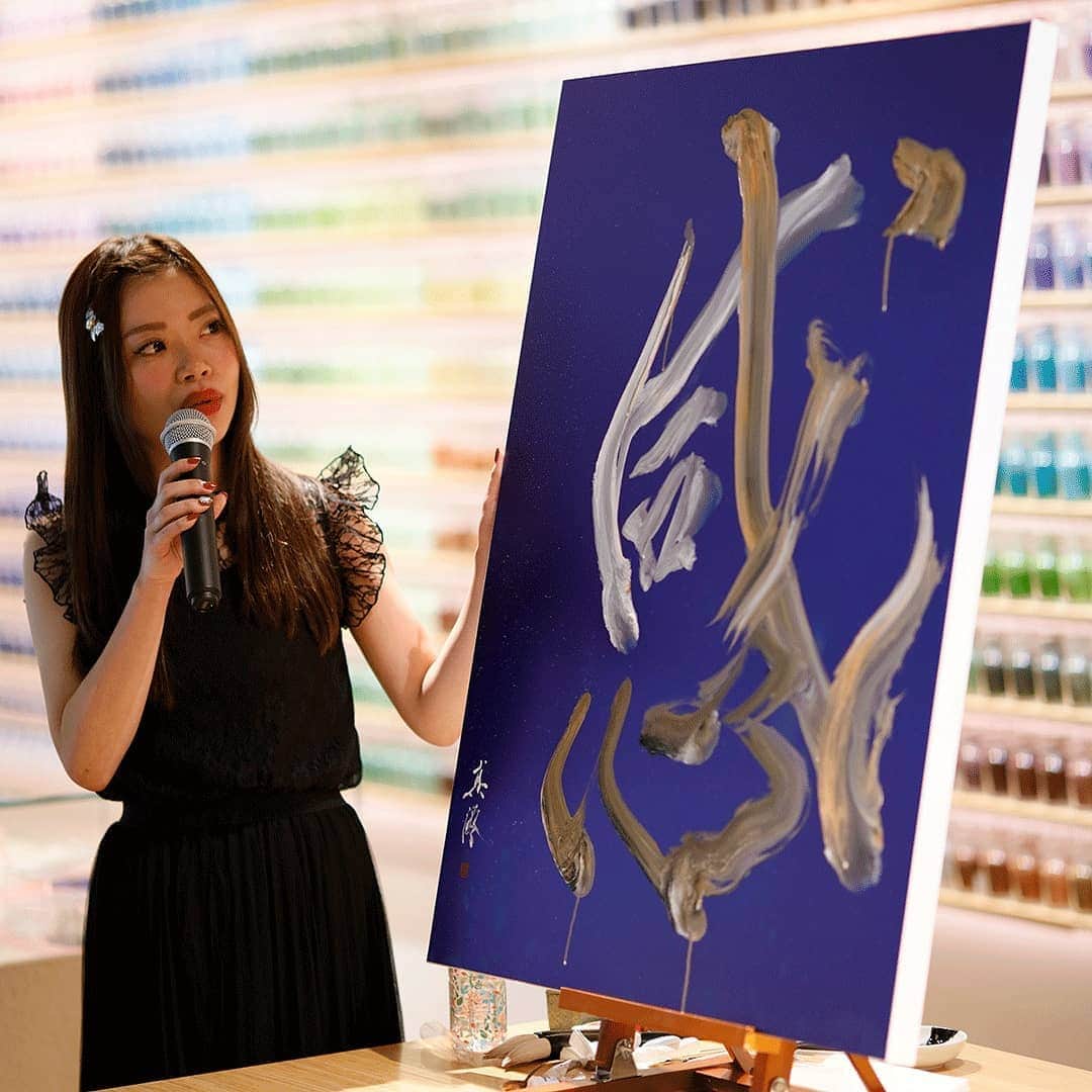 のインスタグラム：「本日、寺田倉庫が運営する画材ラボ「PIGMENT TOKYO」と日本製鉄株式会社がコラボレーションし、絵画用基底材「カラーチタンパネル」をPIGMENT TOKYOの店舗、 オンラインを通して提供を開始する旨を発表をいたしました。  記者会見会場となったPIGMENT TOKYOでは、アーティスト、書道家による、本基材を用いたライブパフォーマンスが行われました。  #PIGMENT #PIGMENTTOKYO #artmuseum #laboratory #artmaterials #日本製鉄 #チタン #画材 #書道 #書道家 #真澪 #artwork #32graphy #Calligraphy #warehouseterrada #寺田倉庫 #TENNOZ #天王洲」