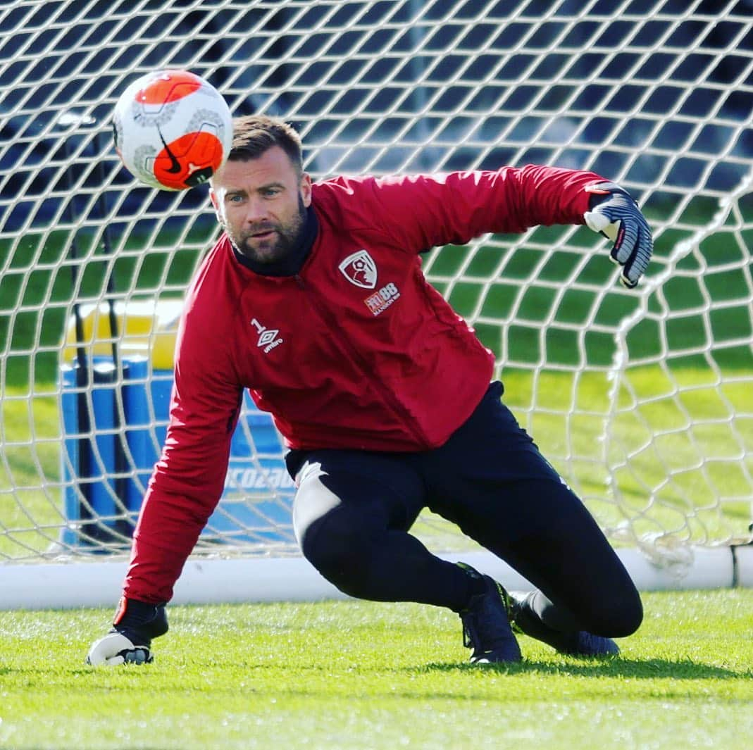 アルトゥール・ボルツさんのインスタグラム写真 - (アルトゥール・ボルツInstagram)「Stay focused...😏 #premierleague #afcbournemouth #boruc」2月27日 18時35分 - arturboruc