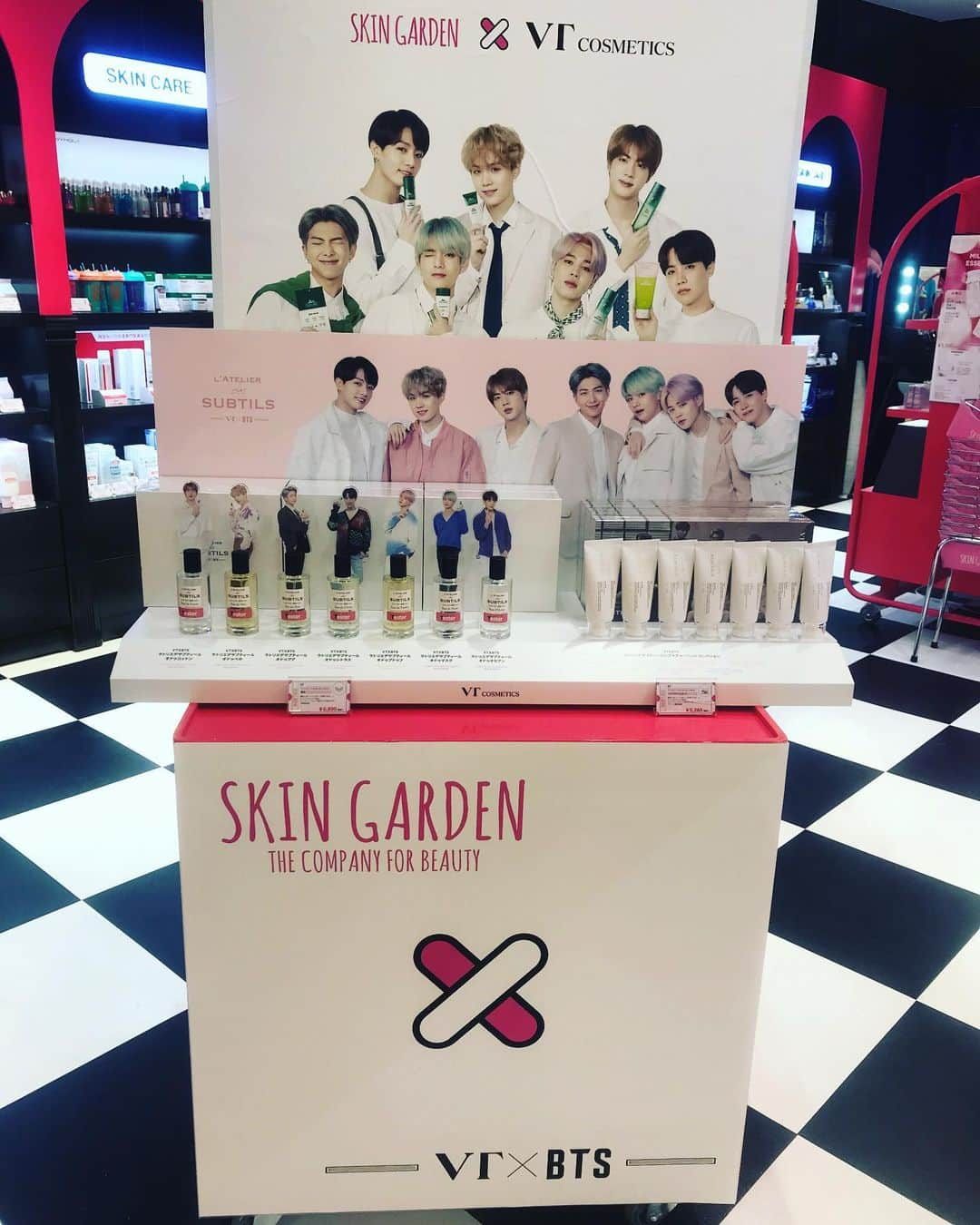 SKINGARDEN［スキンガーデン］さんのインスタグラム写真 - (SKINGARDEN［スキンガーデン］Instagram)「VTコスメ　POPUPSTORE開催❤️﻿﻿ ﻿﻿ 本日より、VTコスメ×防弾少年団(BTS)の﻿﻿ ポップアップストアを開催しております🥳🎊﻿﻿ ﻿﻿ お買い上げのお客様には嬉しいプレゼントが🎁﻿﻿ ﻿﻿ ﻿ 💚特典①﻿﻿ VTコスメ×防弾少年団(BTS)コラボの﻿﻿ 香水かハンドクリームをどちらか1点のご購入で﻿﻿ メンバーのアクリルスタンドをプレゼント❣️﻿﻿ (※メンバーはランダムです)﻿﻿ ﻿ 💚特典②﻿﻿ VTコスメ×防弾少年団(BTS)コラボの﻿﻿ 香水orハンドクリームから2点のご購入で﻿﻿ メンバーのアクリルスタンド＋﻿﻿ メンバーのスタンド付きシカカタログをプレゼント❣️﻿﻿ ﻿﻿ 💚特典③﻿﻿ 期間中、先着順でミニサイズのハンドクリーム3点セットをプレゼント❣️﻿﻿ (※なくなり次第終了となります)﻿﻿ ﻿ ﻿ ⭐️ポップアップストア対象店舗⭐️﻿ スキンガーデンラフォーレ原宿店﻿ スキンガーデンイオンモール幕張新都心店﻿ スキンガーデンタワーレコード渋谷店﻿ ﻿﻿ ﻿ ﻿ 皆さまのご来店お待ちしております✨﻿﻿ ﻿﻿ ﻿ ﻿ #スキンガーデン #skingarden #韓国 #韓国コスメ #防弾少年団 #バンタン #bts #한국 #방탄소년단 #vtcosmetic #香水 #ハンドクリーム #ジミン #ジン #シュガ #jhope #rapmonster #ジョングク #テテ #지민 #슈가 #진 #정국 #イオンモール幕張新都心 #幕張 #韓国好きな人と繋がりたい #韓国好きな人と仲良くなりたい」2月27日 18時49分 - skingarden.jp