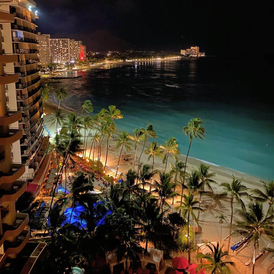 マキ・コニクソンさんのインスタグラム写真 - (マキ・コニクソンInstagram)「Good night from Hawaii... 🌙 明日チェックアウトだぁ〜。 なんだか寂しいなぁ。😢皆んながハワイ最終日に寂しくなる気持ちがよぉ〜く分かる。 名残惜しいよぉ。😭 旅行気分から現実に切り替えなきゃ。 #ワイキキの夜景 #楽しかった私の休日 #現実逃避 🧳」2月27日 18時44分 - makikonikson