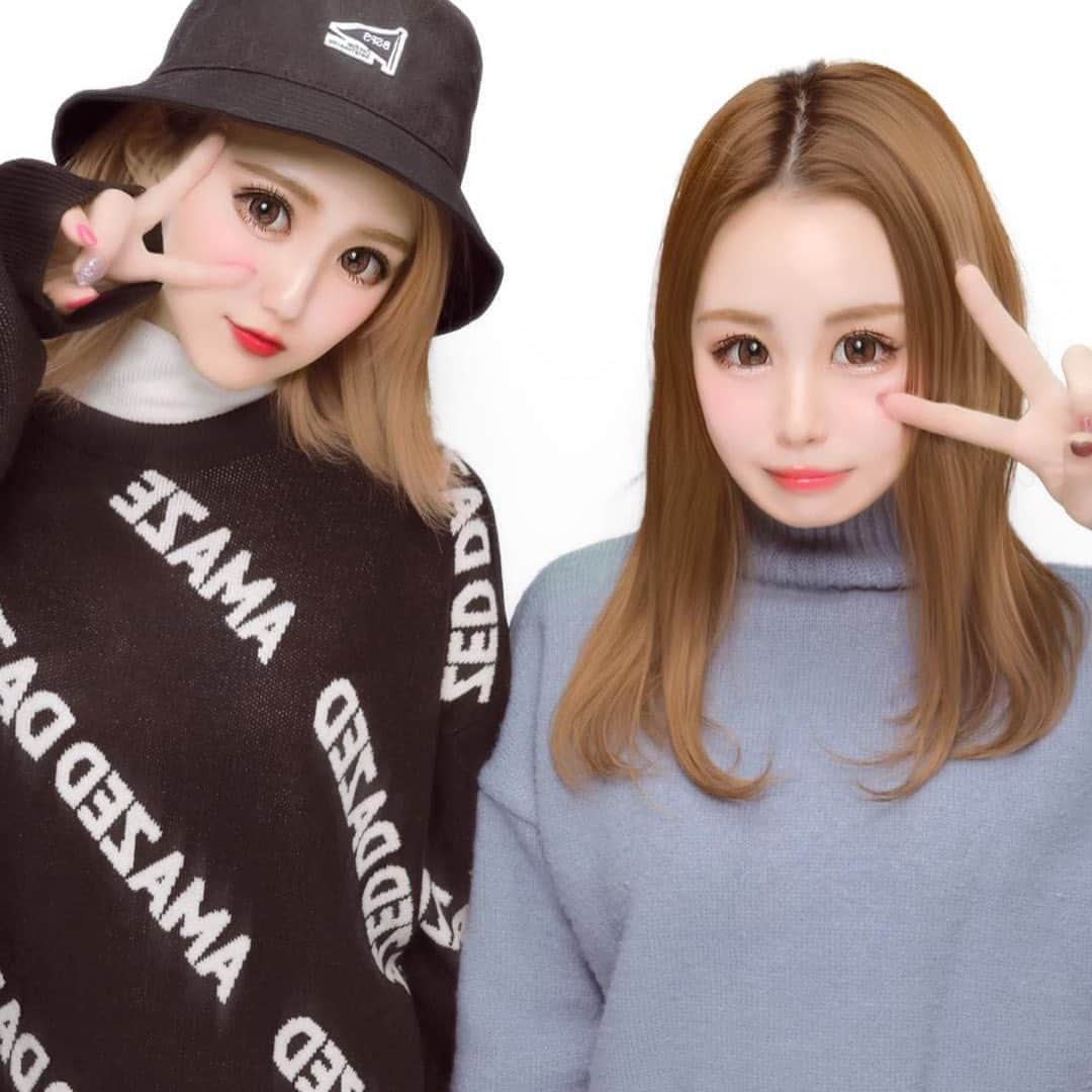 守田美咲のインスタグラム：「2人でプリクラとるのは久しぶりすぎてポーズは時代を感じるけど気にしない🤢🤢🤢 かわいい担当えりぬん🎀  #プリクラ #ぷりんと倶楽部 #ブロンドヘアー #2人はプリキュア」