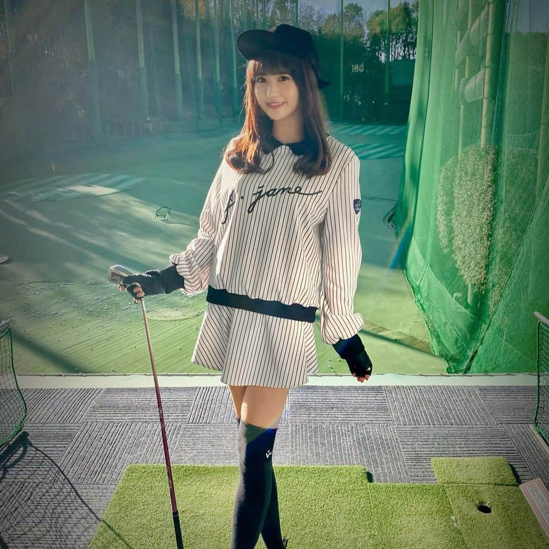 中村奏絵のインスタグラム：「先日、横浜旭ファミリーゴルフさんに導入されているTopTracerRangeというシミュレーターを使用させて頂きました❣️ ショットのリプレイ映像や統計データを見られるだけではなく、ゲームモードでラウンドを楽しむことが出来きました🐥 ドラコンやニアピンはアプリで順位をチェック🏌️‍♀️（6枚目の写真に注目です⛳️笑）  長島インストラクターのレッスンを受講したらボールが高く上がるようになって嬉しかったです😭✨ 今月開催された伊澤秀憲プロのイベントでは、石川遼プロと小袋秀人プロがゲストで登場しTopTracerRangeを使用したそうです⛳️ 私も上手にできるように練習頑張りたいと思います😌❣️ 目指せ100切り🐥✨ #横浜旭ファミリーゴルフ #ファミリーゴルフ #TopTracerRange #ライフ白銅　#トップトレーサーレンジ #ゴルフ #ゴルフ女子　#ゴルフレッスン #伊澤秀憲 さん　#石川遼 さん #小袋秀人 さん  ウェア→@j.jane_japan」