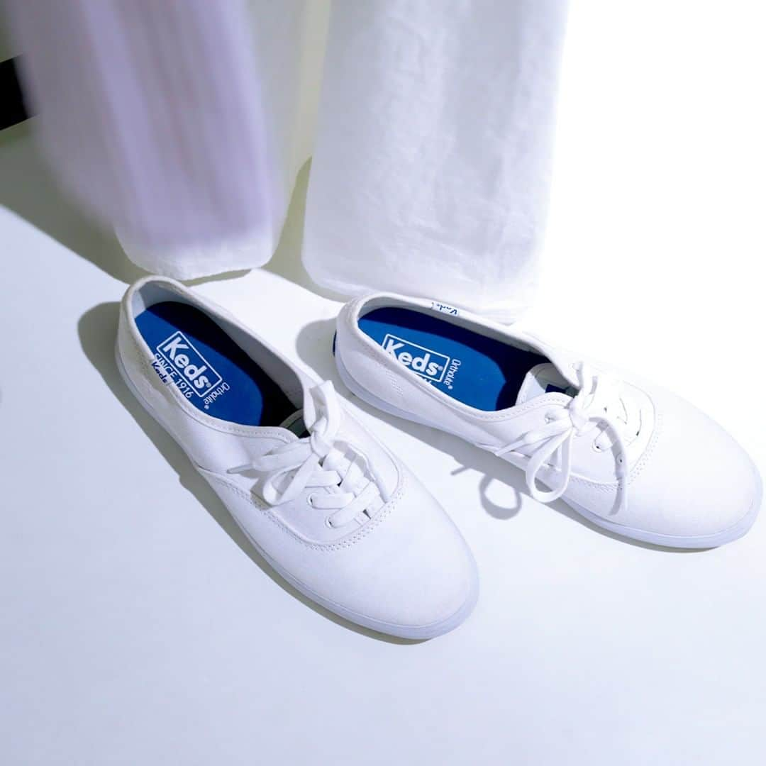 Keds Japanのインスタグラム：「CHAMPION OXFORD CVO⁠ White / ¥4,500+tax⁠ ⁠ ⁠ #Keds #ladiesfirst #kedsstyle #sneakers #whitesneakers #sneakerholics #kickstagram #sneakerlover #sneakergirl #casualoutfits #womanstyle #womanfashion #ootd #outfit #casualstyle  #monotone #monotonecode ⁠ #ケッズ #スニーカー #白スニーカー #カジュアルコーデ #カジュアルファッション #スニーカーコーデ #👟」