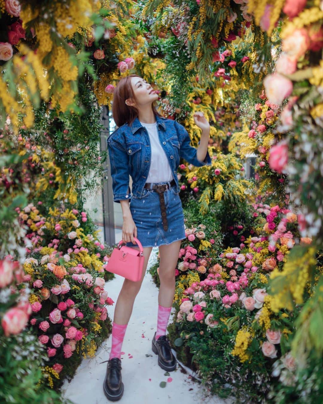 Elva Niさんのインスタグラム写真 - (Elva NiInstagram)「The scent of Heures d'Absence echoes an immersion inside a garden full of lily and roses. @louisvuitton  #jacquescavallierbelletrud  #elvainpfw 📸 @fish_et_porridge」2月27日 19時00分 - misselvani