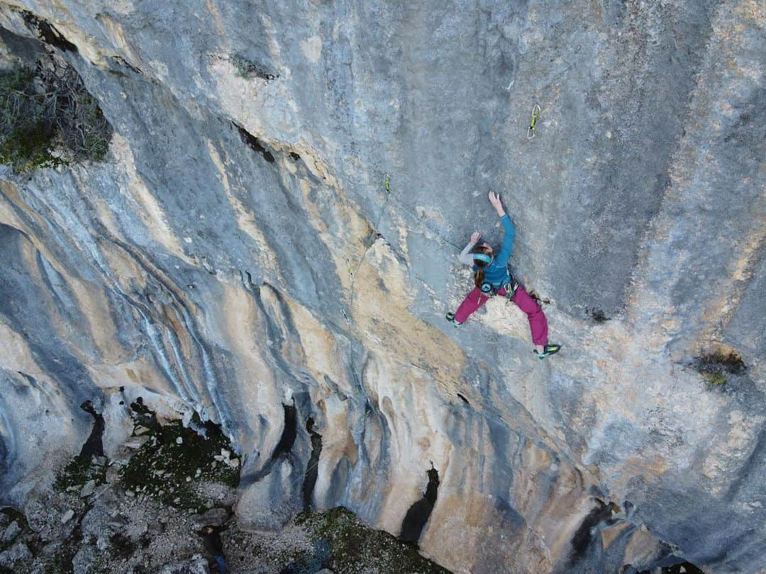 アンジェラ・アイターさんのインスタグラム写真 - (アンジェラ・アイターInstagram)「An outdoor climbing trip allows me to step into different landscapes mother nature has provided for us. I am a passionated climber and outdoor enthusiast, but traveling to remote areas has a bad impact on environment. I want to compensate my negative footprints 👣 through more alternative eco-friendly deals such as minimize waste, sleep in my van and work together with brands that look after their environmental impact.  https://www.edelrid.de/de/landingpage/produktkollektion-climb-green.php 📸 @bernieruech #sardinien #verleihtflügel @ferienregionimst @lasportivagram」2月27日 19時01分 - angyeiter