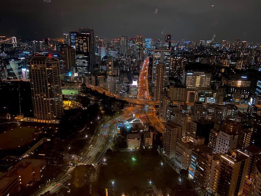 東京タワーさんのインスタグラム写真 - (東京タワーInstagram)「本日のおすすめの夜景🌃💫 . 東京タワー好きには有名な もう一つの東京タワー🗼 . 夜景が東京タワーの形に👀 メインデッキの西南側です！ 夜景スポット是非撮影しに来てください📸 .  #東京タワー #tokyotower #tokyotower_official #東京 #tokyo #Japan #도쿄타워 #东京塔 #東京鐵塔 #东京  #インスタ映え#インスタ映えスポット#夜景 #夜景デート #🗼 #nightview #night @tower.gallery」2月27日 19時04分 - tokyotower_official
