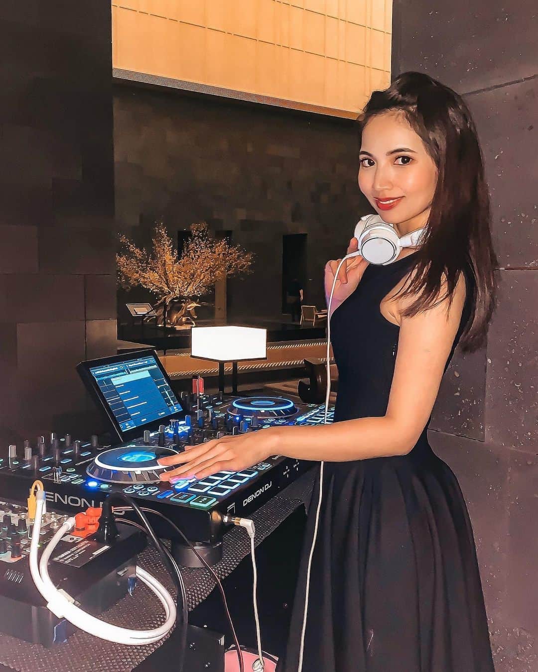 のインスタグラム：「今夜はAman Tokyoです🍸. 20:00〜 💃💃💃. . . コロナでイベントが続々とキャンセルに。 仕方ないけど、私のような現場型の人間にとっては残念でならないし、辛い。 . 三月に閉店するお店もあって、 色々と考えさせられたりもしました。 . 大好きなDJで働ける事に改めて感謝して、気をつけつつ毎日を大事に今日もしっかり勤めてきます🙇‍♀️. . #おじさんみたいな文章になってしまった  #DJ #DJing #🎧 #djlife #djtime #party #partytime  #nightclub #djbooth #nightout #music #rock #disco #work #djingismylife #tokyo  #bar #aman #amantokyo #lounge #バー #ラウンジ #アマン東京 #アマン #東京 #onepiece #ooted #nightview #夜景」