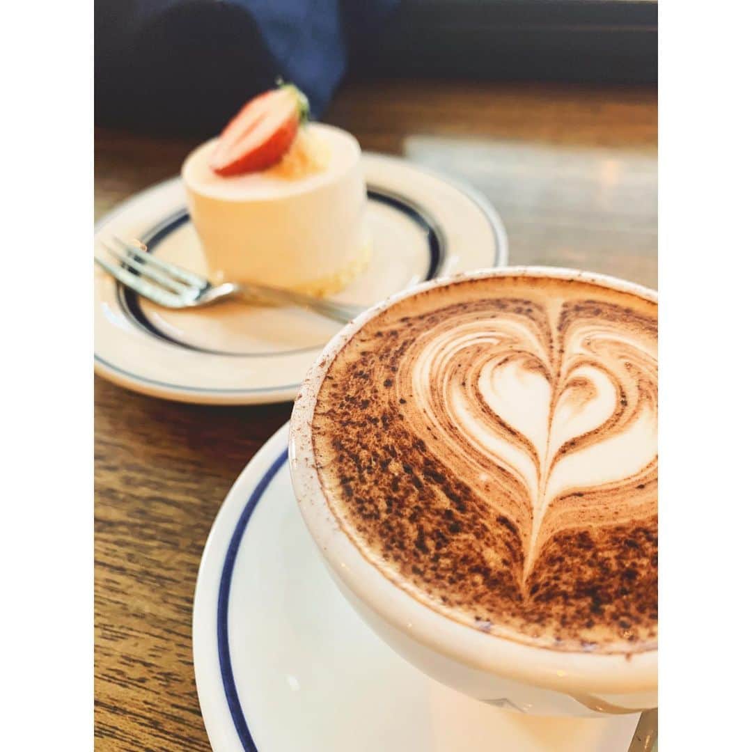 VANRIさんのインスタグラム写真 - (VANRIInstagram)「☕️ やっと行けた私の憩いの場所。 またゆっくりお邪魔します。 #coffeehousenishiya #cappuccino #cheesecake  #コーヒーハウスニシヤ #カプチーノ #チーズケーキ」2月27日 19時05分 - vanri0121