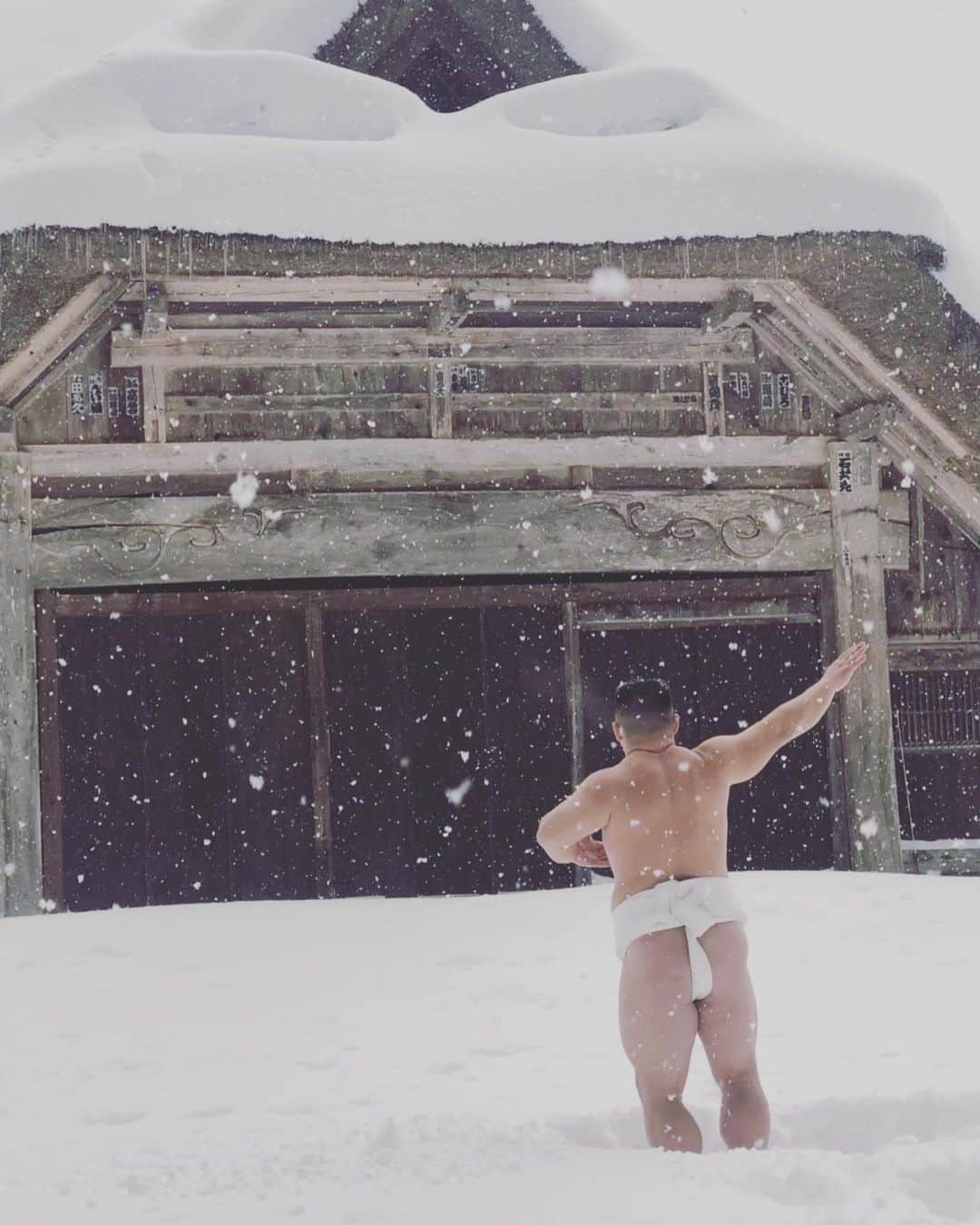 あかつさんのインスタグラム写真 - (あかつInstagram)「今日の福島県は雪がパラついていました！私的に今年初雪でした！ ※写真は2019年ものです。  #福島県 #会津 #檜枝岐 #茅葺き屋根 #雪 #SUMO #SNOW」2月27日 19時11分 - akatsu_sumo