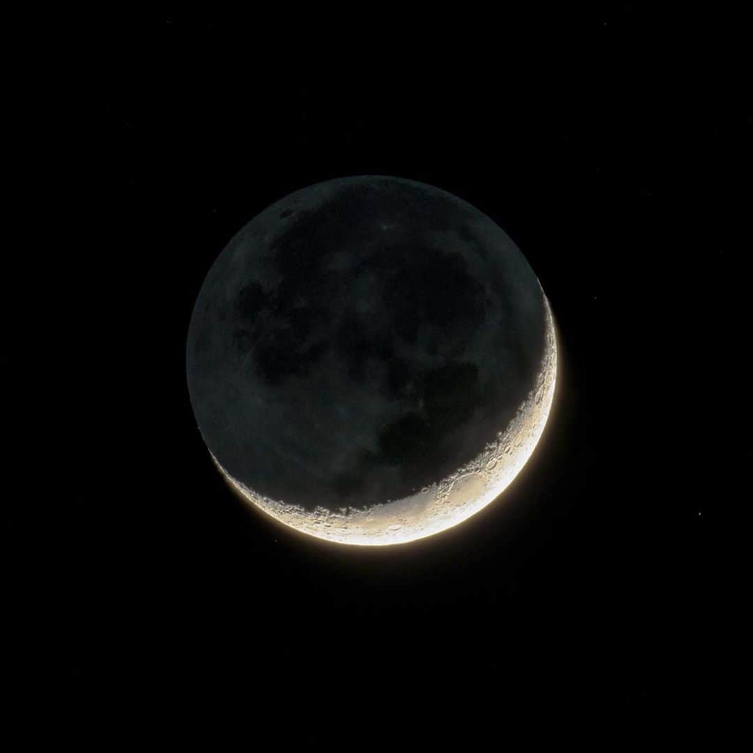 KAGAYAさんのインスタグラム写真 - (KAGAYAInstagram)「今、望遠鏡を使って撮影した四日月です。 月の陰の部分もほのかに光って丸く見えるのは、地球の光が当たっているからで、地球照とよばれます。 #moon #sonyalpha #α7riv」2月27日 19時18分 - kagaya11949