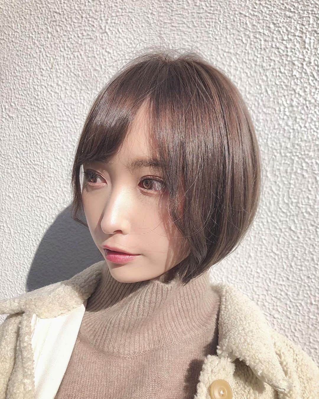 島田玲奈さんのインスタグラム写真 - (島田玲奈Instagram)「. すこーし髪を切って、新しい髪色にしてきました🌸 . いつも @tenhouo さんにお任せするんやけど、絶対に可愛くしてくれる🥺 . カラーはいつも「透明感」、カットはいつも「何もしなくても可愛く」だけ伝える🥰(笑) . そのあと、春服を買いに行って、可愛いの買えて、はなまるの1日〜💛 . #newhair #ショートボブ #ショートヘア #ショート」2月27日 19時20分 - smd_rn321