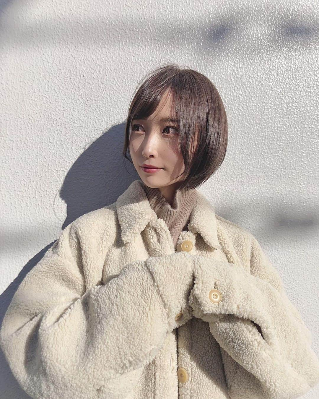 島田玲奈さんのインスタグラム写真 - (島田玲奈Instagram)「. すこーし髪を切って、新しい髪色にしてきました🌸 . いつも @tenhouo さんにお任せするんやけど、絶対に可愛くしてくれる🥺 . カラーはいつも「透明感」、カットはいつも「何もしなくても可愛く」だけ伝える🥰(笑) . そのあと、春服を買いに行って、可愛いの買えて、はなまるの1日〜💛 . #newhair #ショートボブ #ショートヘア #ショート」2月27日 19時20分 - smd_rn321