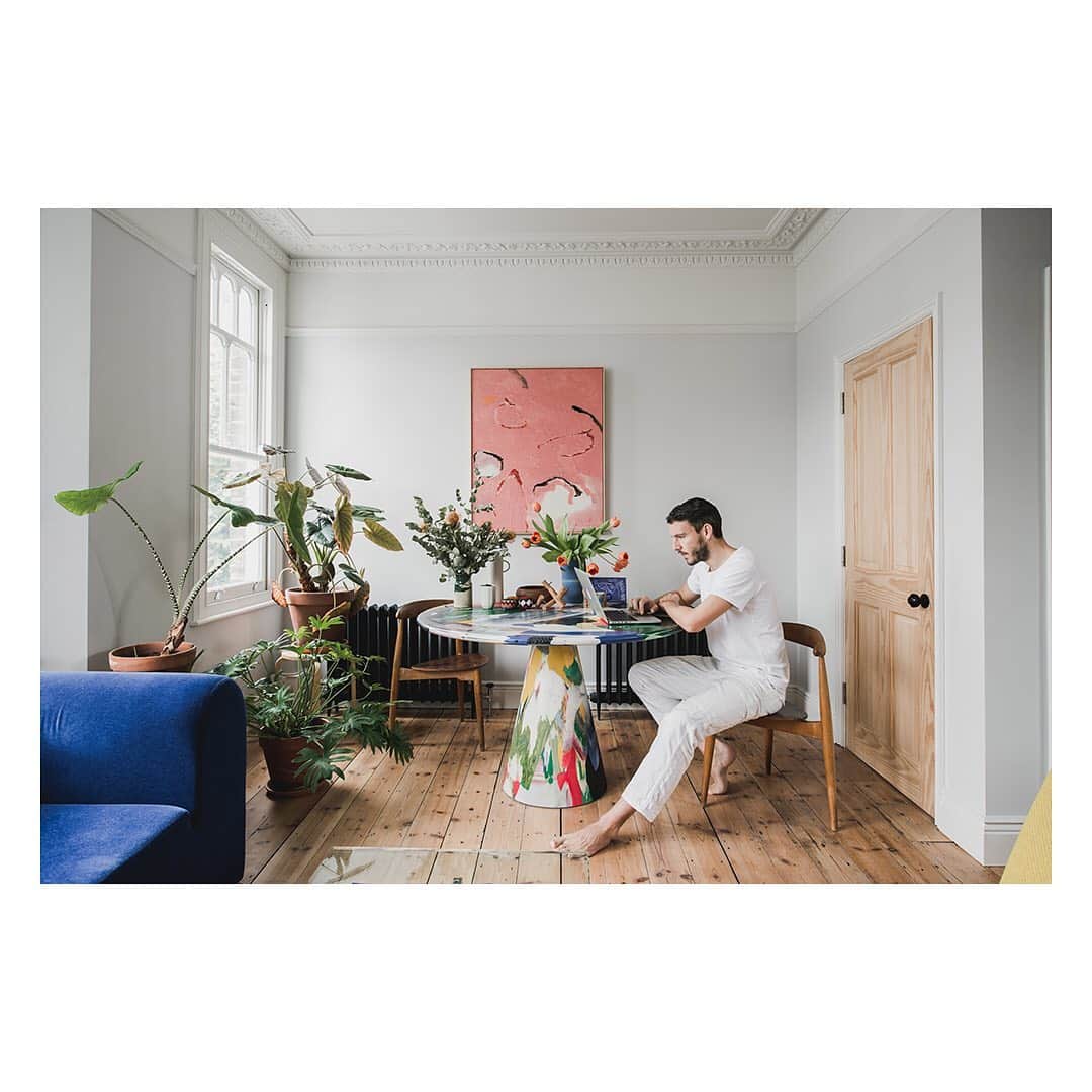 The Modern Houseさんのインスタグラム写真 - (The Modern HouseInstagram)「When it came to designing his own home, Robert Storey the founder of Storey Studio, was hardly at a loss. In fact, years of living in less-than-ideal rentals had impressed a clear picture of the space he wanted to create and so, when he bought the flat in early 2019, Robert got straight to work on a six-month restoration project. Follow the link in our bio to read more on his light-filled home in Dalston. @storeyrobert」2月27日 19時21分 - themodernhouse