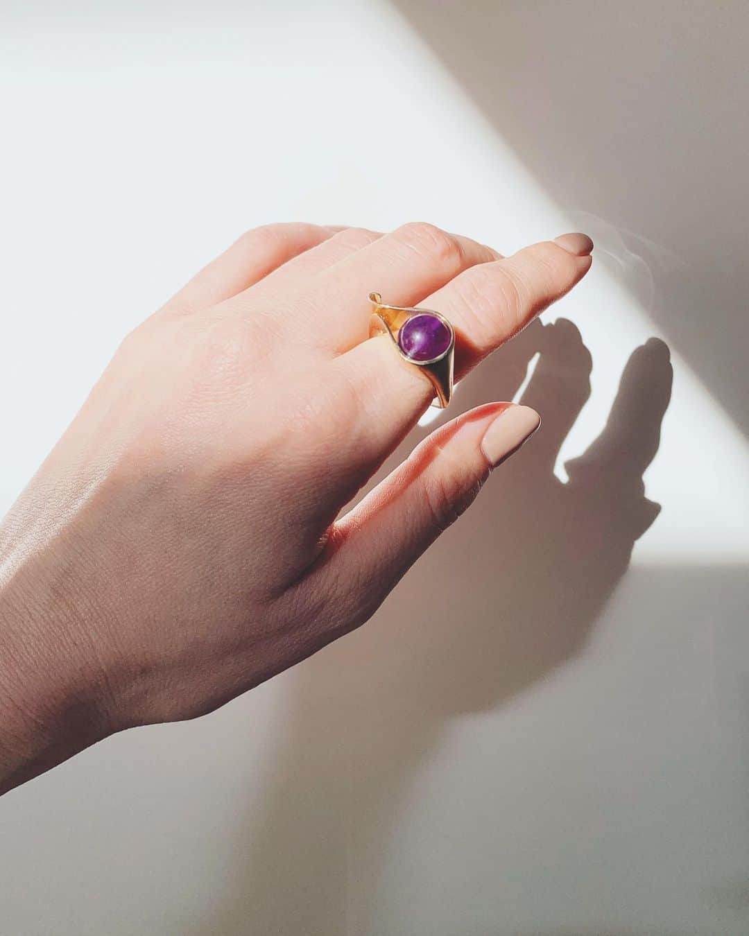 のインスタグラム：「@r.alagan でオーダーしてたRING 存在感と強さ、そして上品さ そんな女性に憧れます @reimi.takahashi 大好きな彼女の創造するアクセサリーは、だから好きなのかな 毎シーズン少しづつ集めて組み合わせて、たくさんのインスピレーションをもらっています  このリングをしたくて、ネイルは赤みのベージュでヌードカラーに リングが際立ち、とても気に入っています  #ralagan #ring #nail」