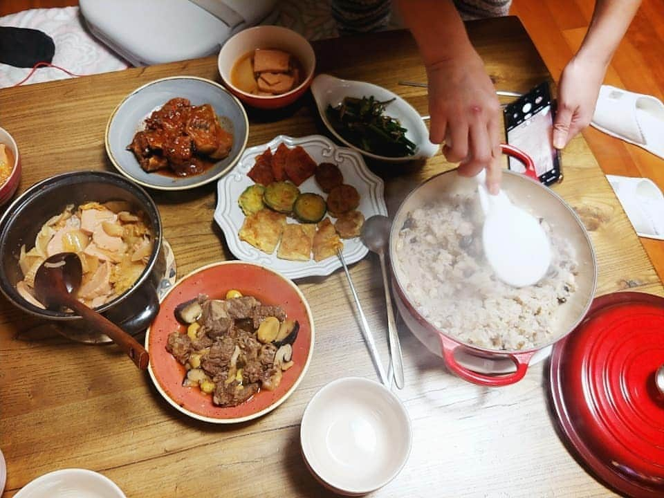 カン・レヨンのインスタグラム：「간만에 솥밥이 먹고싶어 전날부터 12시간 불린 콩찰현미잡곡밥했는데 ㅠ 흰쌀은 40분 불렸어요~ 영 맘에 안드네 ㅠ  원인  1.잡곡이라그런건지  2.쌀이 맛이 없는건지  3.찹쌀을 안넣어서 그런건지... 4.무쇠솥을 잘못쓰는건지 ㅠ  무쇠솥에 잡곡밥 찰지게 하는법 아시는분 팁좀 주세요~~ 사서고생, 전기밥통 있습니다 ㅋ 근데 왜 그럴때 있자나요~~^^ 솥밥은 흰쌀밥만 해야할까요?ㅠ  김치찌게는 명태대가리 파뿌리 멸치 쌀뜸물에 육수빼서 강래연표 스팸 김치찌게는 언제나 대성공~~ 집에 남은 반찬들과 한끼끝~~ #찰현미잡곡밥#무쇠솥 #무쇠솥밥 #솥밥 #잘하는팁좀주쎄영 #사서고생#전기밥솥은사랑 #스팸김치찌게 #심심해서#집밥 #르쿠르제스톤웨어 #르쿠르제냄비 #all_day_home」