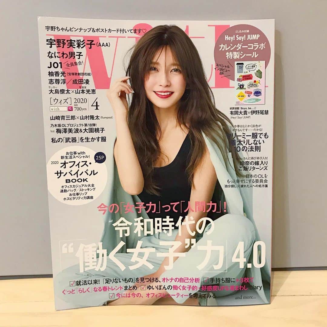 やまもとりえのインスタグラム：「こちらとこちらとこちらに漫画を描きました！ 写真を撮るために場所を変えても変えても次男が邪魔しにきます」