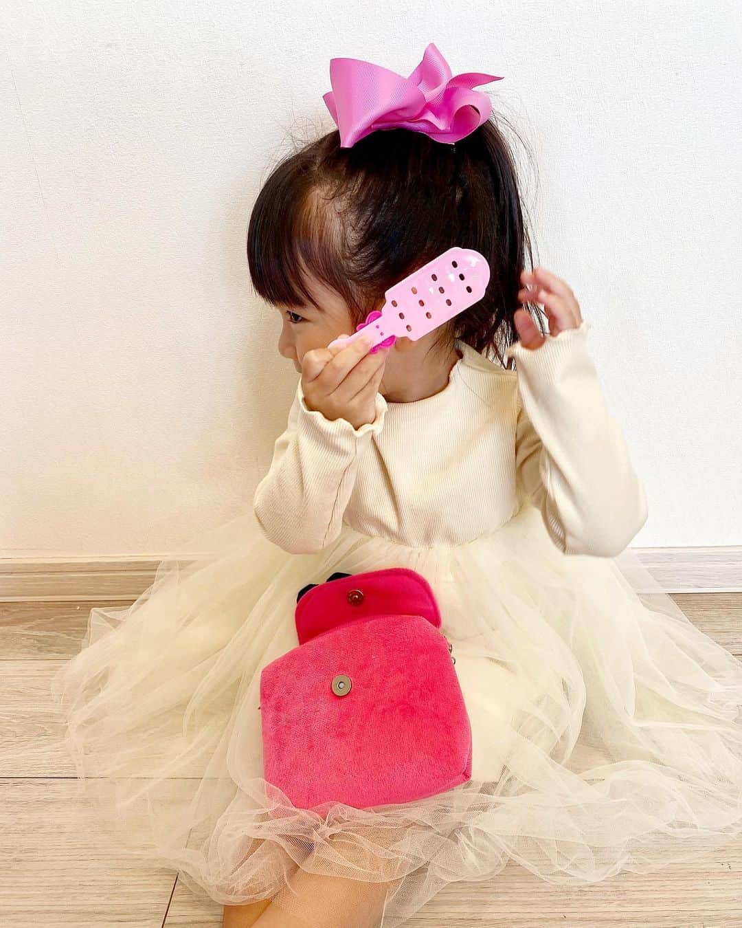 河内麻沙美さんのインスタグラム写真 - (河内麻沙美Instagram)「#girl 🎀 ． ． 最近プリンセスを着る〜って毎日のようにふわふわ系の洋服を着たがる💗 バッグも持って、クシを中に入れて、女子だよな〜😂🎀✨ ． ふわふわのワンピースは @amada.kawaiishop.jp のだよ💗 春服全然まだ買えてないから、他にも購入しようと狙ってる😎💕 可愛いのばっかなんだもん🥰 ． みんなはどこで子供服買ってる？👕 教えて欲しいな〜❤️ ． #amadakawaiishop#amada商品番号023#LILI#女の子ファッション#女の子コーデ#プリンセス#キッズコーデ#キッズファッション#モデル#キッズモデル#韓国子供服#セレクトショップ#親バカ部#コドモノ#コドモダカラ#コノビー#イットママ#子供のいる暮らし#mamagirl」2月27日 19時42分 - masamikouchi