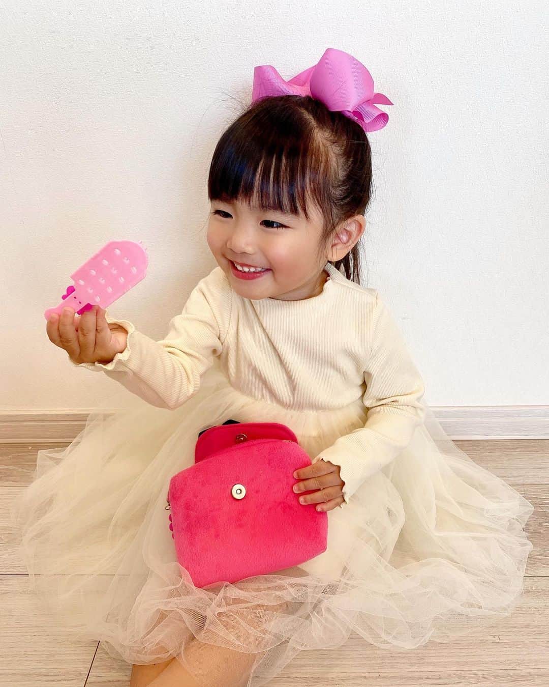 河内麻沙美さんのインスタグラム写真 - (河内麻沙美Instagram)「#girl 🎀 ． ． 最近プリンセスを着る〜って毎日のようにふわふわ系の洋服を着たがる💗 バッグも持って、クシを中に入れて、女子だよな〜😂🎀✨ ． ふわふわのワンピースは @amada.kawaiishop.jp のだよ💗 春服全然まだ買えてないから、他にも購入しようと狙ってる😎💕 可愛いのばっかなんだもん🥰 ． みんなはどこで子供服買ってる？👕 教えて欲しいな〜❤️ ． #amadakawaiishop#amada商品番号023#LILI#女の子ファッション#女の子コーデ#プリンセス#キッズコーデ#キッズファッション#モデル#キッズモデル#韓国子供服#セレクトショップ#親バカ部#コドモノ#コドモダカラ#コノビー#イットママ#子供のいる暮らし#mamagirl」2月27日 19時42分 - masamikouchi