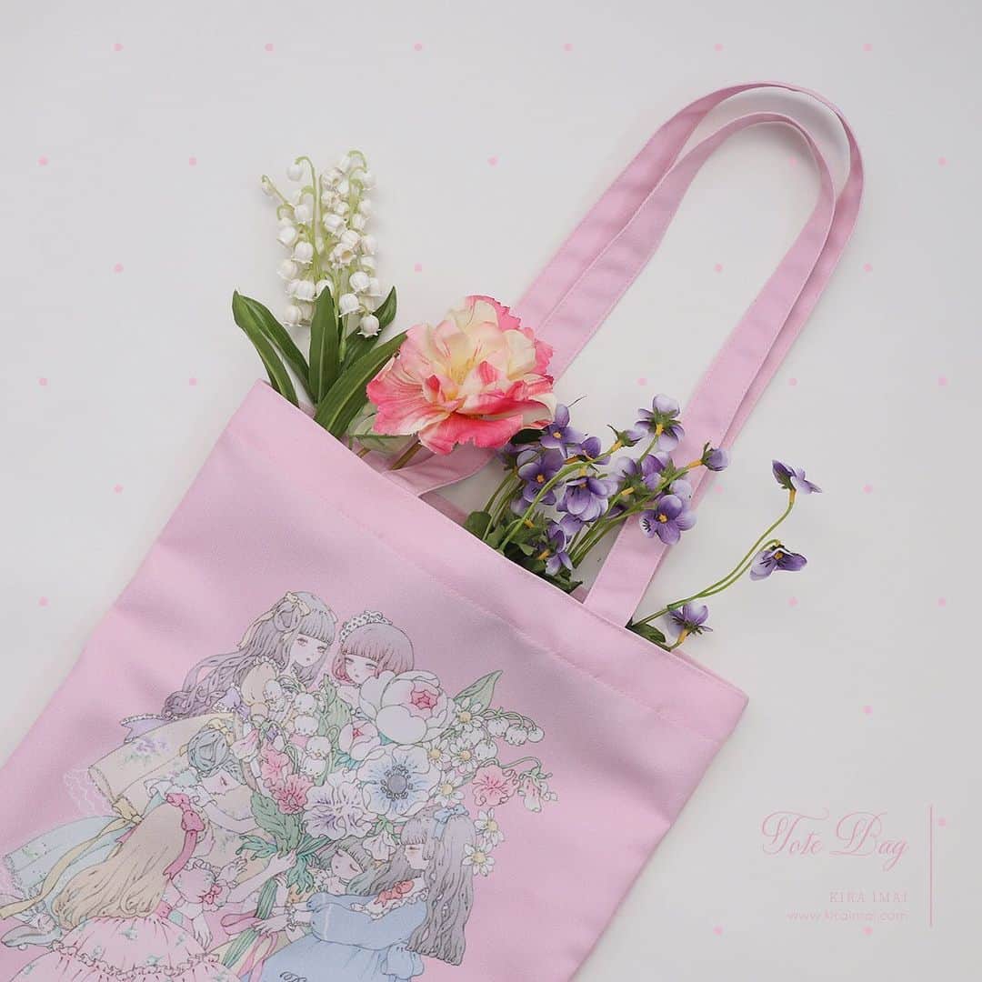 今井キラのインスタグラム：「𝑁𝑒𝑤﻿ トートバッグ﻿ Bouquet﻿ ﻿ オリジナルパターンで制作したマチなしトートバッグ。﻿ 持ち手の部分が長いので肩にもかけられます。29.5×36.5cm。 ﻿ ♡﻿ ﻿ Weekend PARLORのアイテムはイベント終了後にWebStoreに入荷します﻿ ﻿ 🅴🆅🅴🅽🆃﻿ Weekend PARLOR﻿ 3/4(水)~3/10(火)﻿ 伊勢丹新宿店本館２階=イーストパーク/プロモーション﻿ ﻿ 📞お問い合わせ先﻿ 伊勢丹新宿店 大代表 03-3352-1111（代表）﻿ 午前10時~午後8時 ※店舗休業日を除く﻿ ﻿ #weekendparlor #kiraimai」