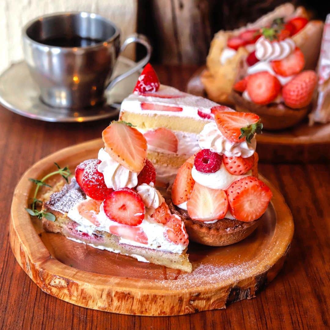 のインスタグラム：「. .  Suger @sugar_fukushima  2種のいちごを使用した ショートケーキ&タルト。  そしてそして 幻タルト、こと "淡雪のもりもりタルト”。 .  一口一口が ありがたい。  甘味覚、 アップデートされました...🤤 #osaka#umeda#osakacafe」