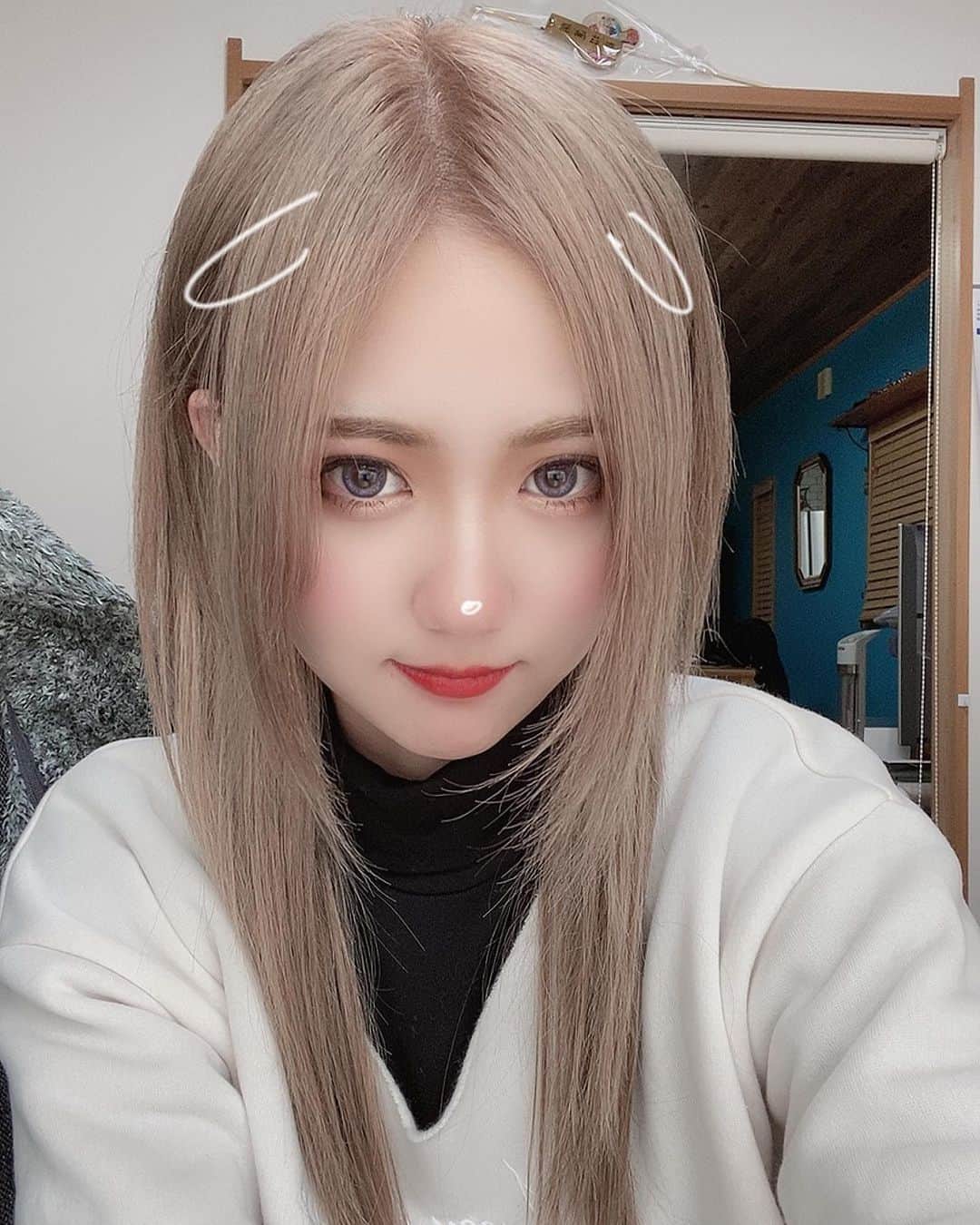 守田美咲のインスタグラム：「KR2Sさんでcolorとエクステつけてきた🎀  エクステは短めで🥳  いつもありがとうございます🙇🏼‍♀️🌹 #ブロンドヘアー #エクステ #kr2s #jillstuart #ストレートヘア」