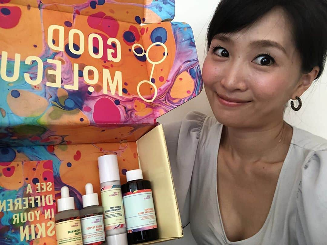 橋本麻里衣のインスタグラム：「Good Molecules..☺︎ ＊ ＊ Sooo excited to try out a science-backed skincare gifted by @goodmolecules !! I really enjoy trying it and already obsessed with them! Their toner and serum makes my skin happy..❤︎ and, surprised that the products are super afoordable !! Love it!!‼︎ ＊ 素敵なコスメが届きました。中身はわたしの肌悩みにあわせたくすみにアプローチし潤いを与えてくれるスキンケア☺︎ ブランドの方がインスタを見つけてくれて、ぜひ試してみてとプレゼントしてくれたのですが、まず可愛いデザインのボックスにテンションが上がり.. そして桁間違えかと思うリーズナブルな価格に驚き.. 使ってみたらお世辞抜きにすっごく良かったのです〜‼︎ ＊ ●Niacinamide Brightening Toner これ使うと肌のトーンが一段上がる気がする!! 明るく 毛穴の見えない肌にしてくれるブライトニングトナー。 ●Niacinamide Serum 10%ナイアシンアミド配合の美容液。肌の凹凸を解消し毛穴を目し立たなくしてくれる◎ ●Super Peptide Serum ペプチド配合の美容液。ほんのりと香る柑橘系の香りがなんだかハッピーな気持ちしてくれる♫ ●Silicone-Free Priming Moisturizer シリコンに代わる天然由来の成分配合。なめらかなテクスチャーで 潤いのあるお肌にしてくれる逸品◎ ＊ 一番のお気に入りを決められないくらいどれもめちゃくちゃ使用感が良い上びっくりするほどお手価格で（ナイアシンアミドセラムなんて$6 USDなの！もう信じられない！！）本気で要チェックです❤︎‼︎ ＊ #NeverTestedOnAnimals#goodmolecules  #skincare#singaporelife#sglocallife#lifeinsingapore#igsg#sgig#シンガポールライフ#シンガポール生活#シンガポール在住#シンガポールおすすめ#シンガポール子育て#男の子のママ#コスメ好き#生後13ヶ月#4歳#二児ママ#海外生活#シンガポール美容#日本未上陸コスメ#スキンケア ☺︎」