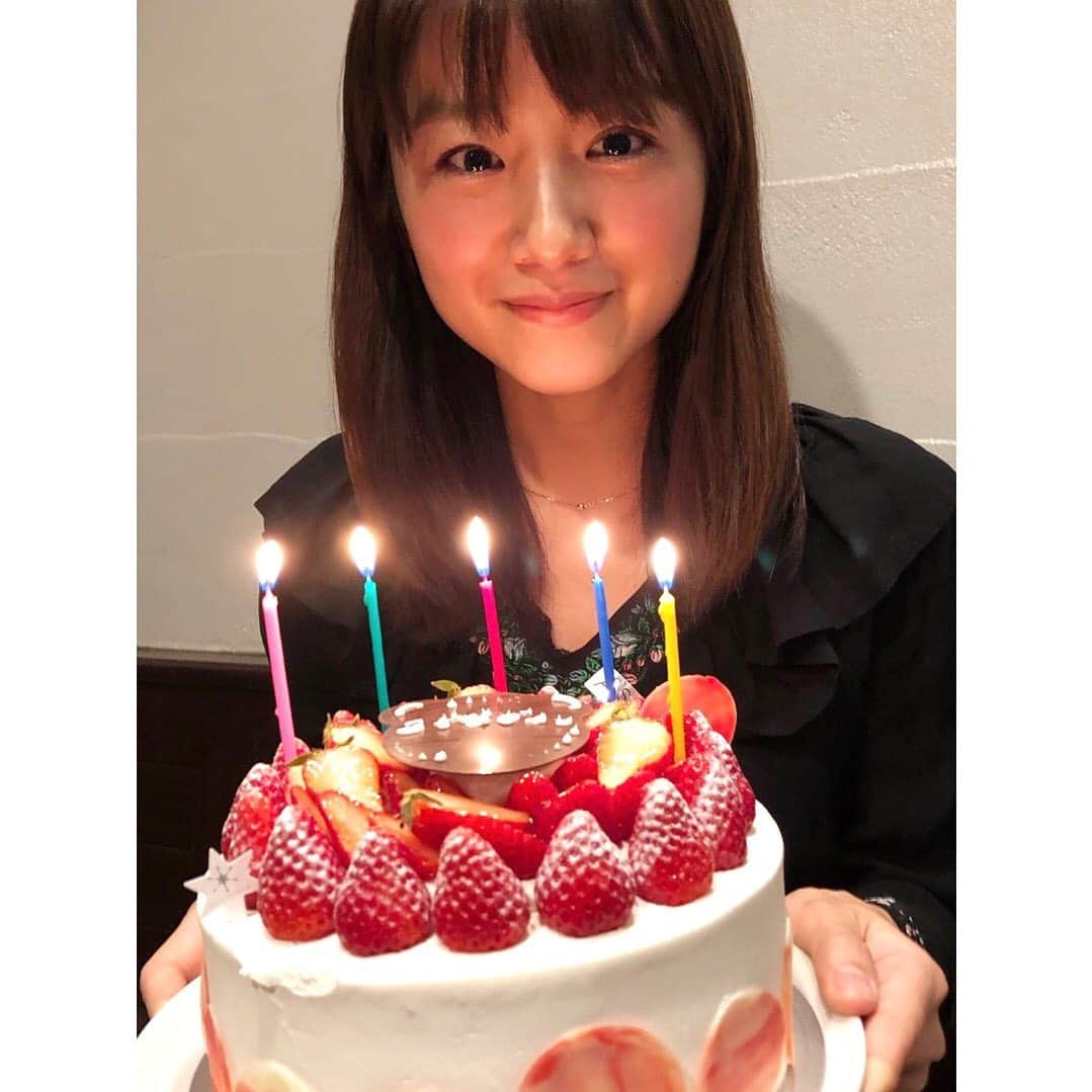 のインスタグラム：「お誕生日お祝いをして頂きました☺️🌼 こんなに大きなケーキ😭 . とってもとっても嬉しかった。 嬉しかったです〜〜 . 私、また来年みんなにおめでとうって言ってもらえるように頑張る！！ . 本当に本当に 忙しい中、来てくださってありがとうございます😭 . #ありがとう#ありがとうございます#私嬉しいです #2月21日 #2月21日生まれ #真下玲奈#ママありがとう#誕生日ケーキ #誕生日会#happyday#happybirthday」