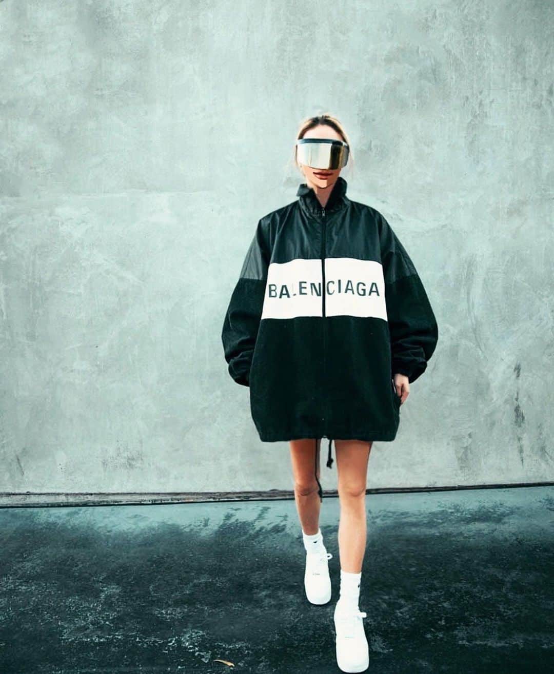 MARISのインスタグラム：「🖤BALENCIAGA🖤 ・ ・ ・ ・ ・ ・ ・ Outfit of the day: @balenciaga  Sneakers & socks: @nike  #balenciaga #fashion #love #ootd #outfit #la #losangeles #california #cali #travelphotography #cool #me #loveyourself」