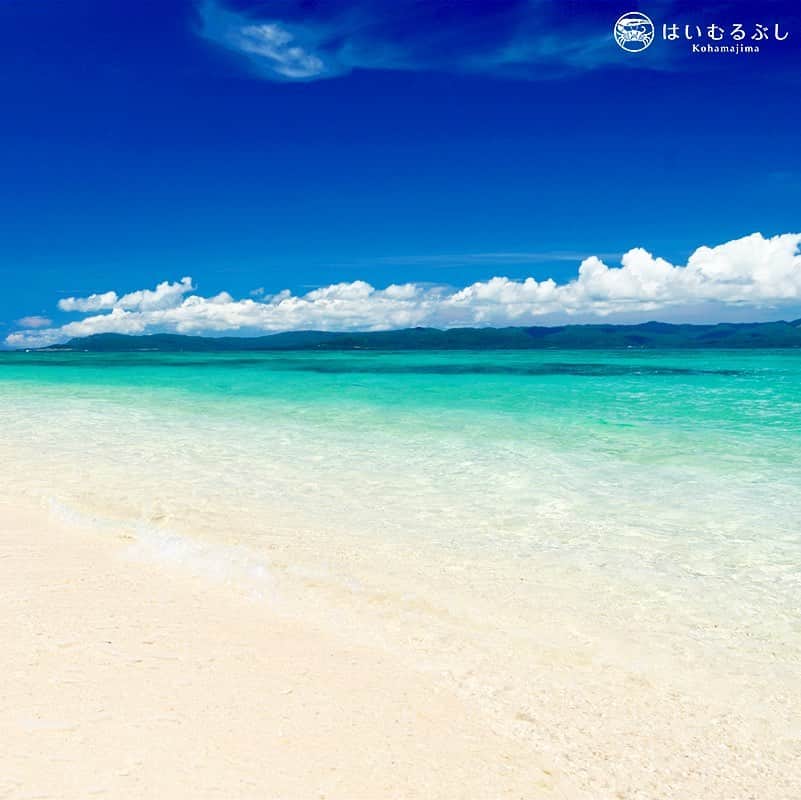 HAIMURUBUSHI はいむるぶしさんのインスタグラム写真 - (HAIMURUBUSHI はいむるぶしInstagram)「サンゴ砂が敷き詰められた白い砂浜。 サンゴの欠片が長い年月波に洗われて砂になり、堆積してできた美しい砂浜。砂粒を手に取ってみるとサンゴの欠片だと実感できると思います。 #沖縄 #八重山諸島 #サンゴ #砂浜 #新城島 #パナリ #小浜島 #リゾート #ホテル #はいむるぶし #japan #okinawa #yaeyamaislands #coral #beach #bluesea #aragusukuisland #panari #kohamaisland #islandresort #haimurubushi」2月27日 19時46分 - haimurubushi_resorts