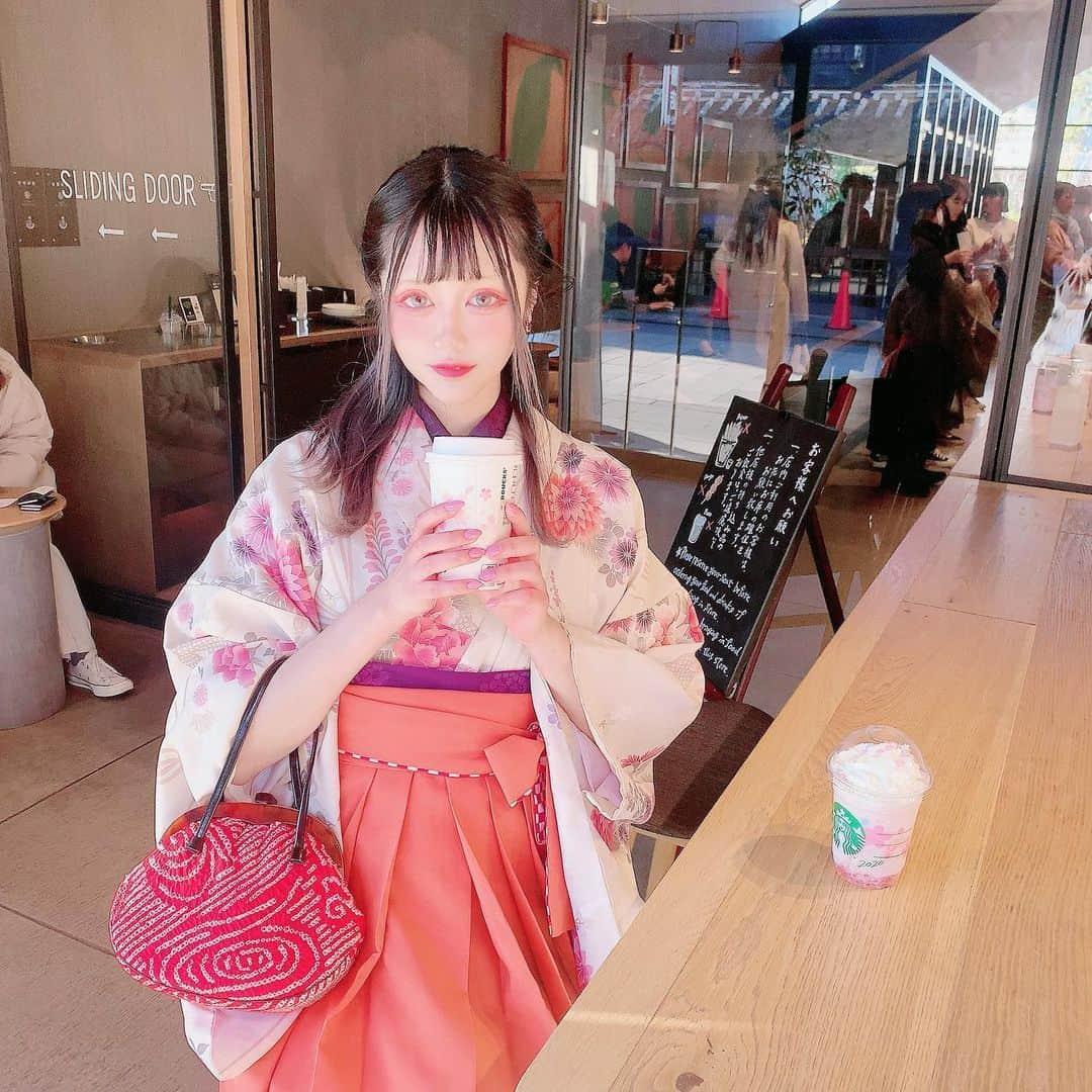 赤羽律さんのインスタグラム写真 - (赤羽律Instagram)「🌸🌸🌸 ・ #袴 #大正浪漫 #starbucks #tokyo #hakama #kimono #taishoromance #cosplayer #sakura #spring #大正浪漫夢通り」2月27日 19時48分 - akabaritsu