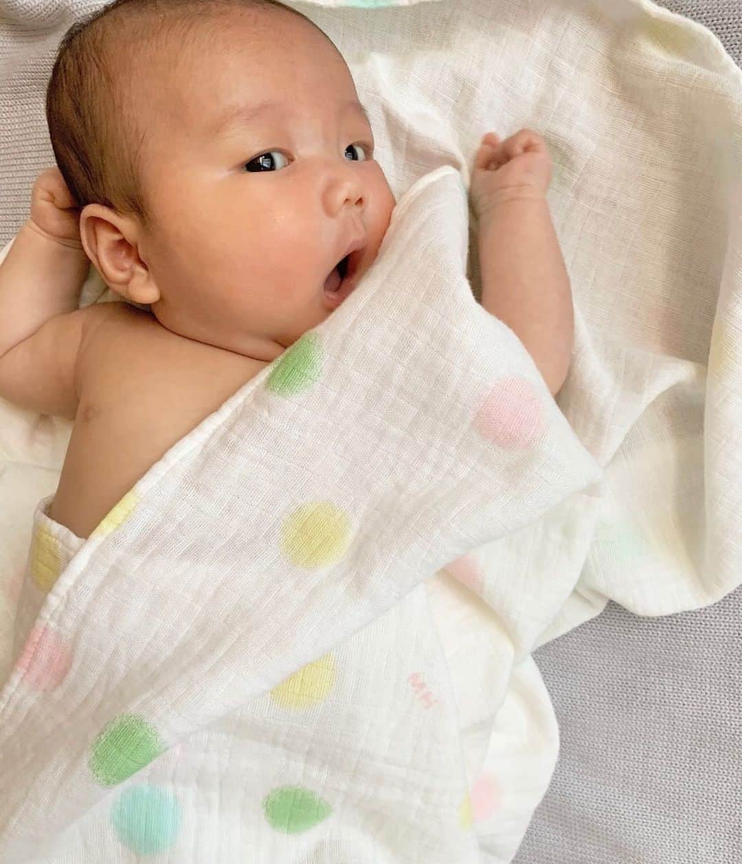 MIKI HOUSE ミキハウスさんのインスタグラム写真 - (MIKI HOUSE ミキハウスInstagram)「ミキハウスのガーゼマルチケット。やわらかな肌触りで赤ちゃんの肌をやさしく包み込みます。  お風呂上りのバスタオルとして、お昼寝のタオルケットとして、おくるみとして…etc. 使い方はいろいろ。１枚あるととても便利なアイテムです。【2ヶ月 男の子】  #mikihouse #babygoods #sleepingbaby #babybathing #babyboy #ミキハウス #赤ちゃんグッズ #ベビーグッズ #ベビー用品 #赤ちゃんのいる生活 #子どものいる暮らし #マタニティ #新米ママ #お祝い #出産準備」2月27日 19時48分 - mikihouse.official