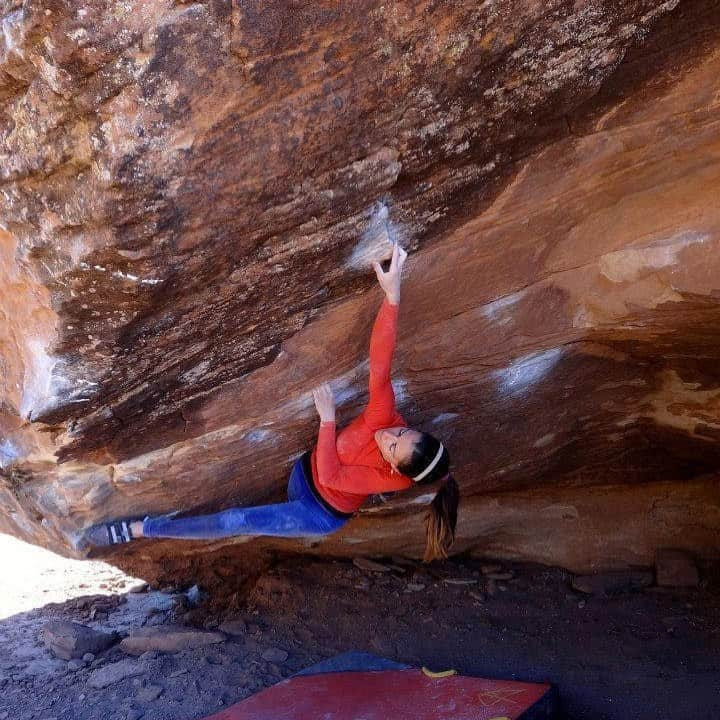 キャロライン・シノさんのインスタグラム写真 - (キャロライン・シノInstagram)「#tbt climbing in Moe’s Valley, Utah on the way to Joe’s Valley☺️ Who knows which climb is it? 📷 @charliepcarroll ————————————————— Souvenir de grimpe à Moe’s Valley en Utah sur le chemin pour aller à Joe’s Valley, l’autre Fontainebleau.  Je ne me souviens plus trop du nom du bloc mais je crois que c’était un 7C☺️ @arkose.climbing #bethbyarkose @crimpoilofficial」2月27日 19時59分 - carosinno