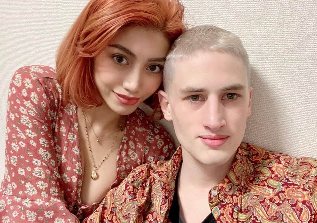 安部ニコルのインスタグラム：「なんか2人でいっきに派手になったよね🤣💥💫⚡️🌈💦」
