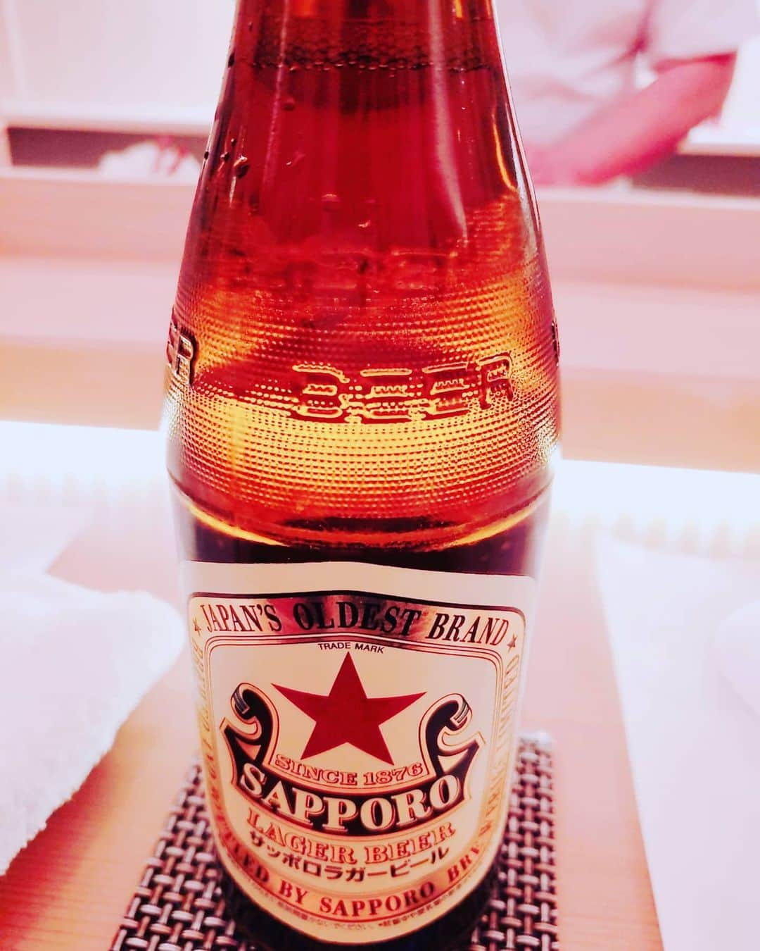 大川良太郎さんのインスタグラム写真 - (大川良太郎Instagram)「このビール🍺は一番好きやな🙌🙌🙌ハイボールしか飲まなくなったけどこれだけは見つけたら👁️飲んでまう🍺もっともっと世に出ればええのにな💏💏 美味しかったぞなぞな。 #サッポロ#サッポロビール #赤星#見つける #飲む#好き#少ない#お店#ビン#ありがとう#好き好き好き #置いてほしい#切なる願い」2月27日 19時56分 - gekik9_ryotaro