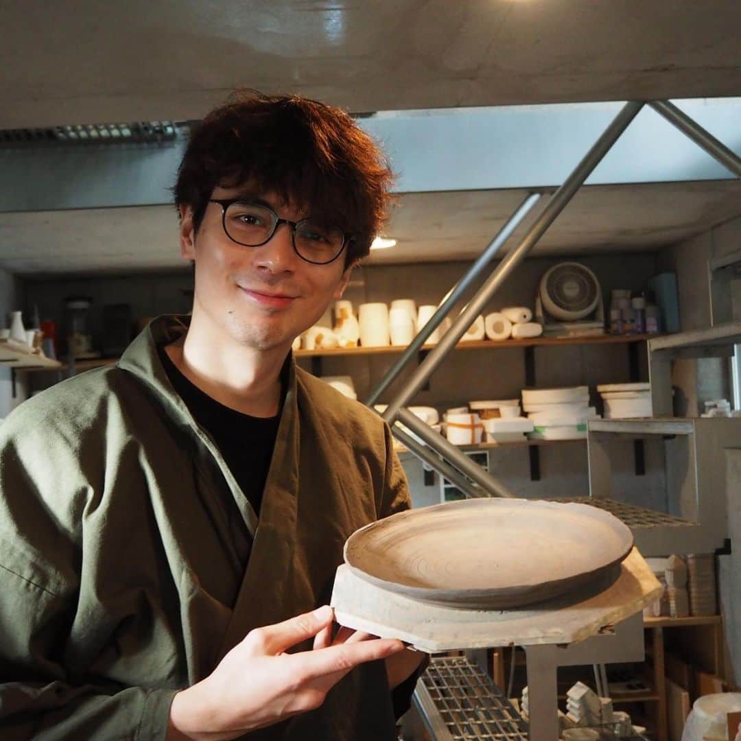 岡本至恩さんのインスタグラム写真 - (岡本至恩Instagram)「お皿造り。今日はこないだ作ったお皿に高台を彫って来ました！！ 後は焼いて釉薬つけてもらって完成を待つだけ😤 . 師匠、千さん、今日もありがとうございました‼️」2月27日 19時57分 - seanokmt