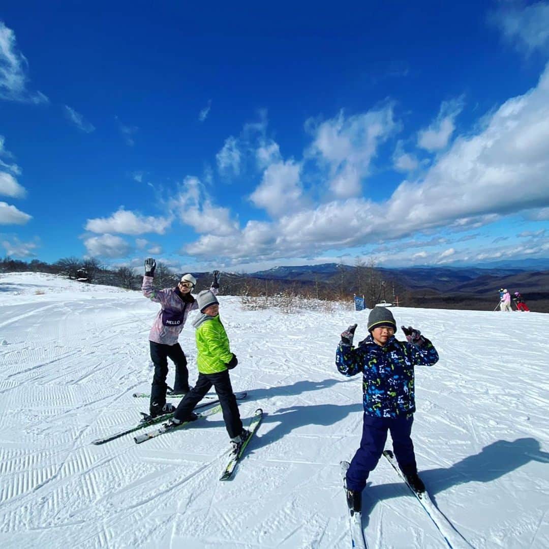 ayakoさんのインスタグラム写真 - (ayakoInstagram)「3連休の旅行pic❄️ iPhone11proの広角やっぱりすごい🤩 板は毎年レンタルだけど、次はショートスキーを買ってみようかな❓ にしても…来週から春休み突入かぁ... … ・ #家族旅行#スキー#スキー旅行#雪山#🏔#family#familytrip」2月27日 20時06分 - aya.masayan