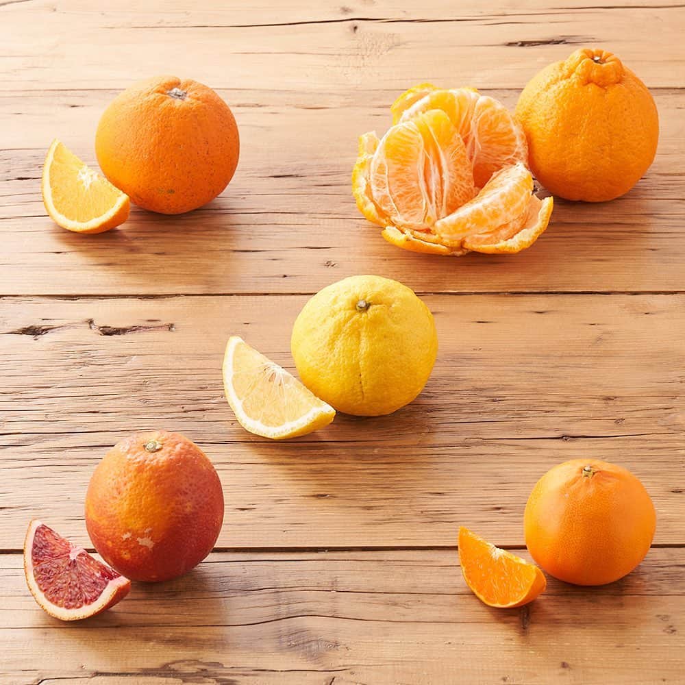 オイシックスさんのインスタグラム写真 - (オイシックスInstagram)「⠀⠀ #今週のOisix 旬の野菜とフルーツは...xi(o′∀′s)iﾉ ⠀ ⠀ ＼国産5種食べ比べ！／ 『#柑橘 🍊博覧会』 ⠀ 品種により糖度や酸味、果汁の量や香りが全く異なる柑橘。同じ品種でも、産地や生産者さんごとに味わいも変わってきます。特徴のある旬の国産5種類から、お気に入りを見つけてみてくださいね！ ⠀ 🍊でこみかん 🍊ジュれんじ（せとか） 🍊はるか 🍊サンセット 🍊ネーブルオレンジ ⠀ ☆スマイルカットがおすすめ！☆ オレンジのへたが横になるようにまな板の上に置き、上下に半分にカットします。それをくし形に1/8のサイズに切ります。すると、ニッコリ笑った食べやすいスマイルカットに！ ⠀ ⠀ ◎今週のラインナップ♪ ⠀ * ひげまで楽しい食感 『ペンシルコーン(台湾産）』 ⠀ * 梨のようにみずみずしい 『塩玉ちゃん(熊本県産）』 ⠀ * 新玉より、とろりと甘い 『葉玉ねぎ(和歌山県産)』 ⠀ * 柔らかくみずみずしい 『ジャンボアスパラ(メキシコ産）』 ⠀ * ほんのり塩味がやみつき 『有機栽培塩セロリ(沖縄県産)』 ⠀ * ホックリ、春の味わい 『ハッピーグリーンピース(鹿児島県産)』 ⠀ * 煮崩れしにくく、トロっと 『太ねぎリーキ(埼玉県産)』 ⠀ * 柔らかくみずみずしい 『ジャンボアスパラ(メキシコ産)』 ⠀ * さっぱりとした旨味 『みつトマト(千葉県産)』 ⠀ * りんごのようなサクサク感 『コールラビ(埼玉県産)』 ⠀ * 輝く大粒ジュエリー 『ジュエリーブルーベリー(メキシコ産)』 ⠀ * 爽やかな酸味 『#パイナップルヌーヴォー（台湾産)』 ⠀ * もっちり食感！最後まで濃厚 『月見ばなな(台湾産)』 ⠀ * プレミアム完熟いちご 『#あまりん(埼玉県産)』 ⠀ 他 ⠀ ⠀ ◎詳細は、@Oisix のプロフィールURL下にあるストーリーハイライト【★今週のOisix★】よりご確認くださいませ！⠀ ⠀⠀ ＊ ＊ 🔰Oisixはじめての方へ🔰 "Oisixの旬の野菜とフルーツたっぷり"とってもお得な🖤おためしセットは、@Oisix のプロフィールURLを チェック(*´V`*)⠀ ………………………………………………………… #Oisixのある生活 #Oisixでおうちごはん #Oisix #オイシックス #野菜 #フルーツ #国産野菜 #野菜好きな人と繋がりたい #料理好きな人と繋がりたい #おうちごはん #japanesefood #organic #vegetable #vegetarian #organicvegetables」2月27日 20時11分 - oisix