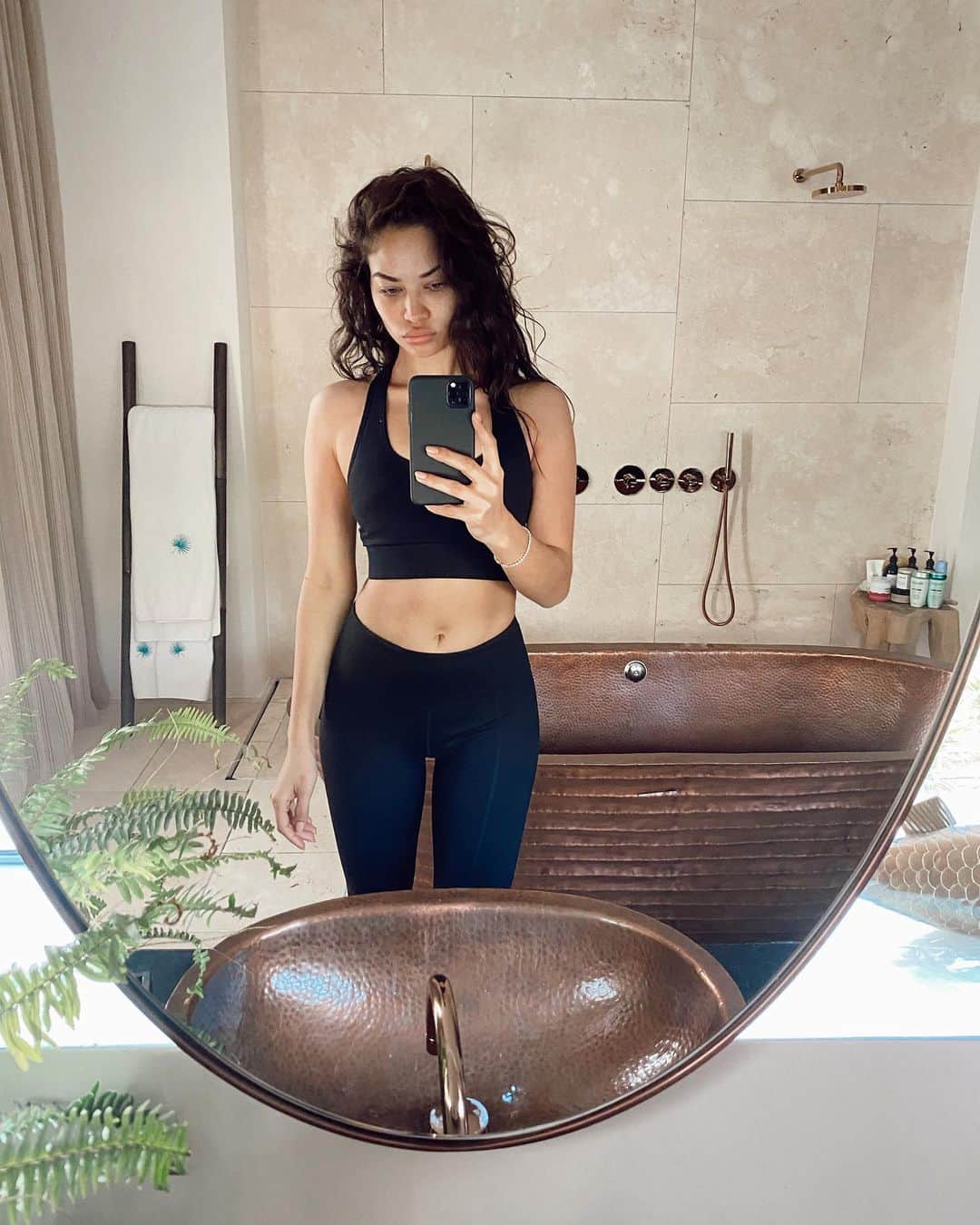 シャニーナ・シャイクのインスタグラム：「A proud moment .... wake up and put your gym clothes on 💪🏽🌴」