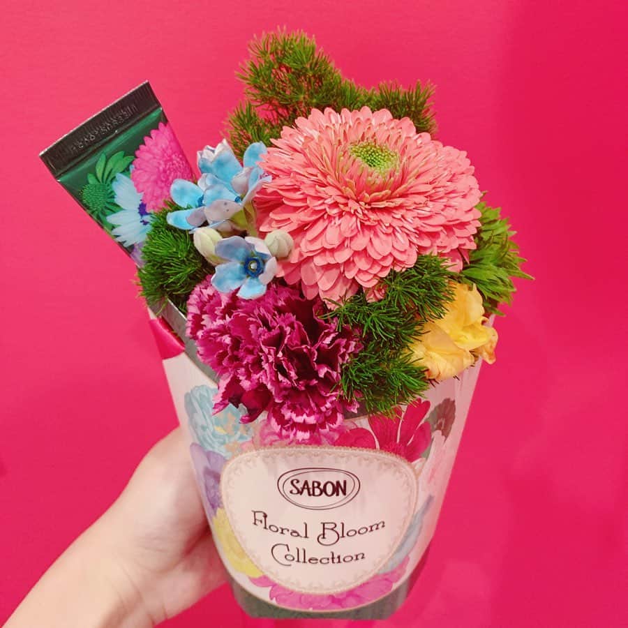 くまみきのインスタグラム：「お花って何度もらっても嬉しいね🥰💐﻿ 新しく発売のフローラルブルームの香りで春を感じてきました🤤﻿ 新宿ルミネ店がリニューアルして、3300円で小さいサイズ好きなの5個詰めるコーナーが出来てたんだけど、良すぎだったのでプレゼントに活用させていただきます😎✨﻿ そして私の好きなローズティーの香りが春限定じゃなくて通常商品になるらしい。なにそれ、嬉しい、最高🥳🥳🥳﻿ #sabon #サボン ﻿」