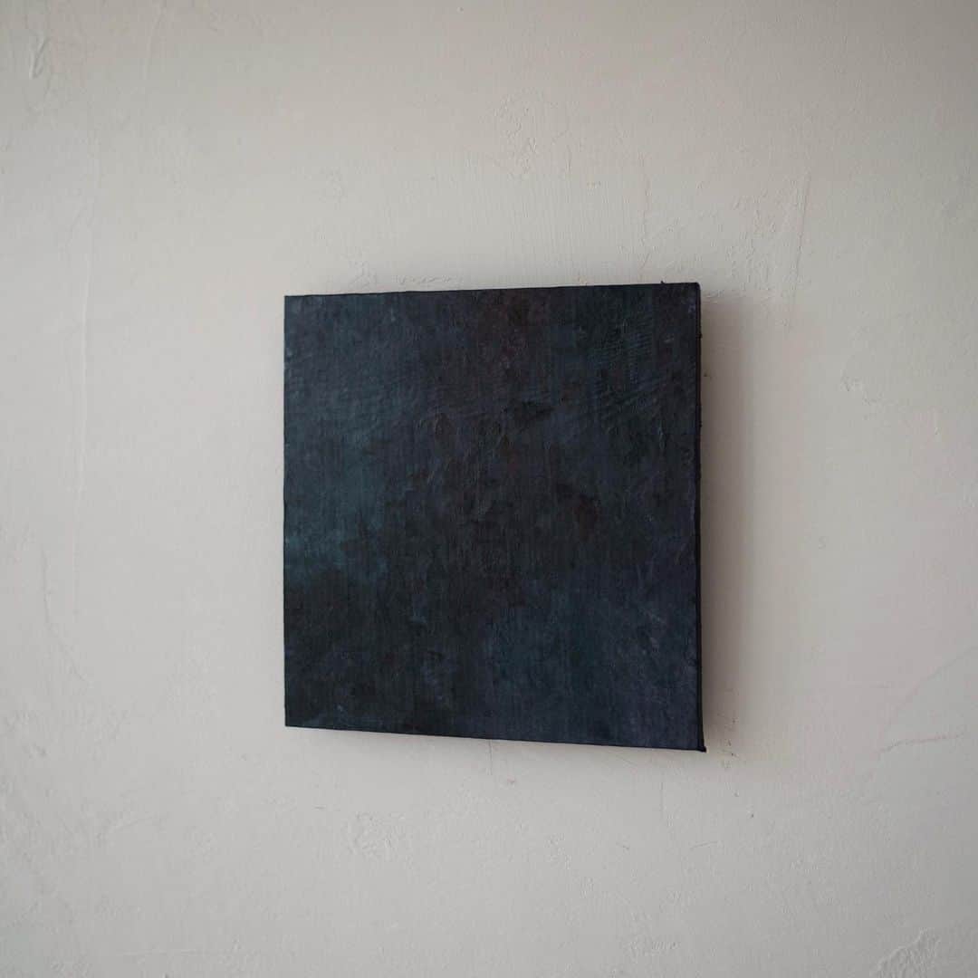 惟本康明 / yasuaki yoshimotoのインスタグラム：「これが黒に近い物体になってしまうのは、写真で露光が長いと白飛びしてしまうのに似てるとおもう。 空間に配置するような気持ちで色を乗せていきますが、平面上には無限に配置できてしまうので重ねてくうち気づけば色がなくなってしまうのだ。 #oilpainting #artpiece」